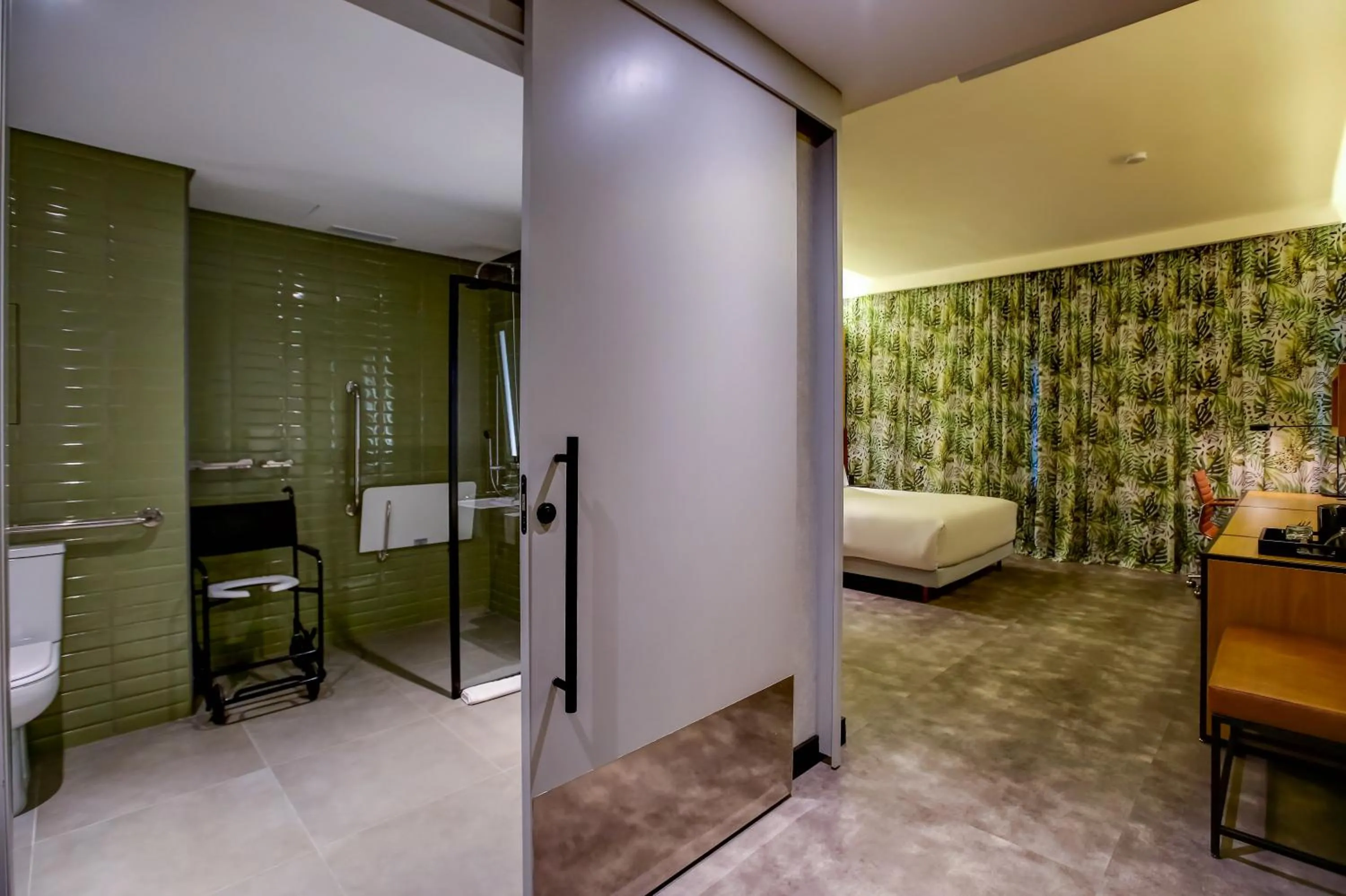 Bathroom, Bed in Hilton Garden Inn Rebouças