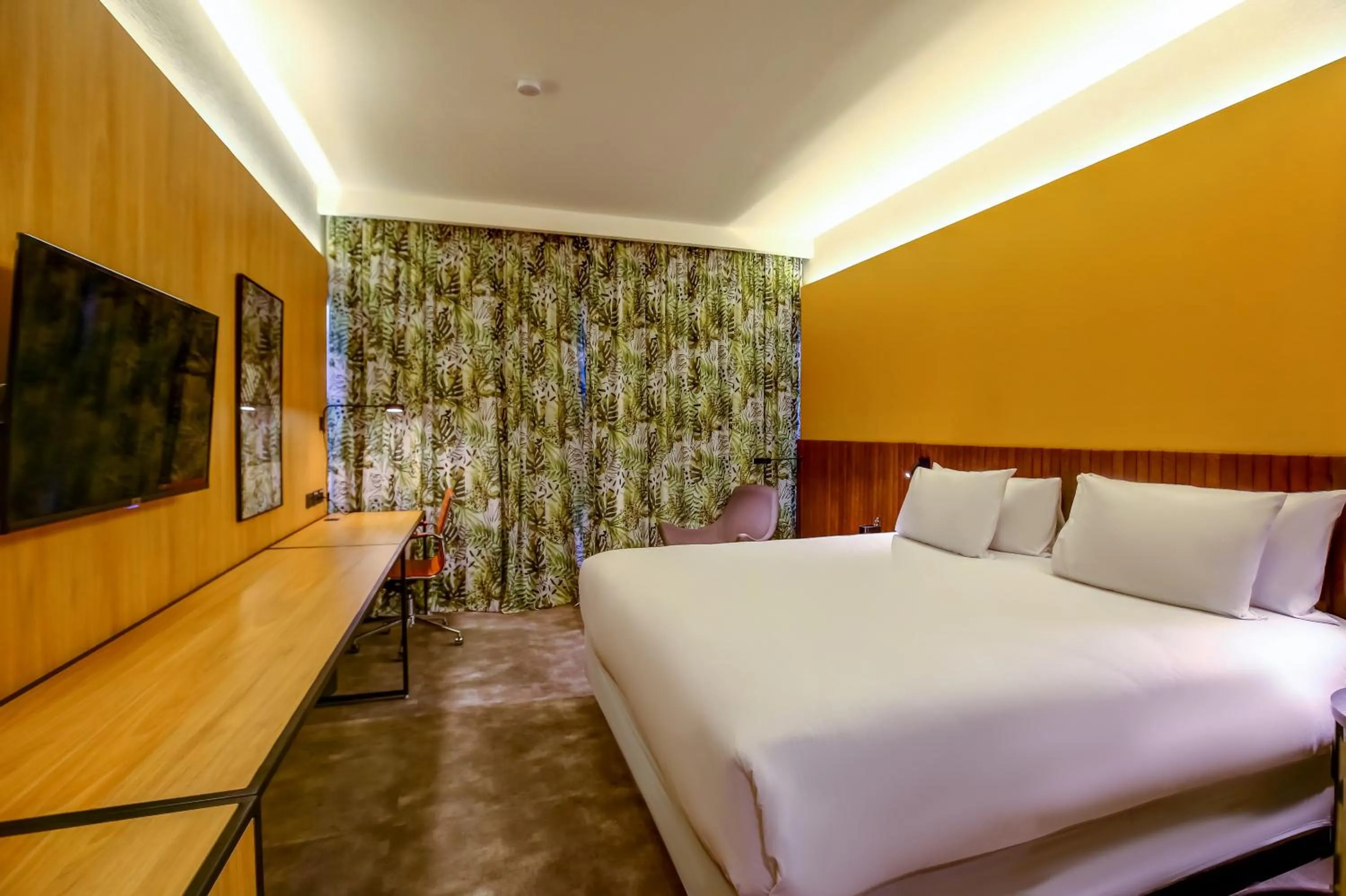 Bedroom, Bed in Hilton Garden Inn Rebouças