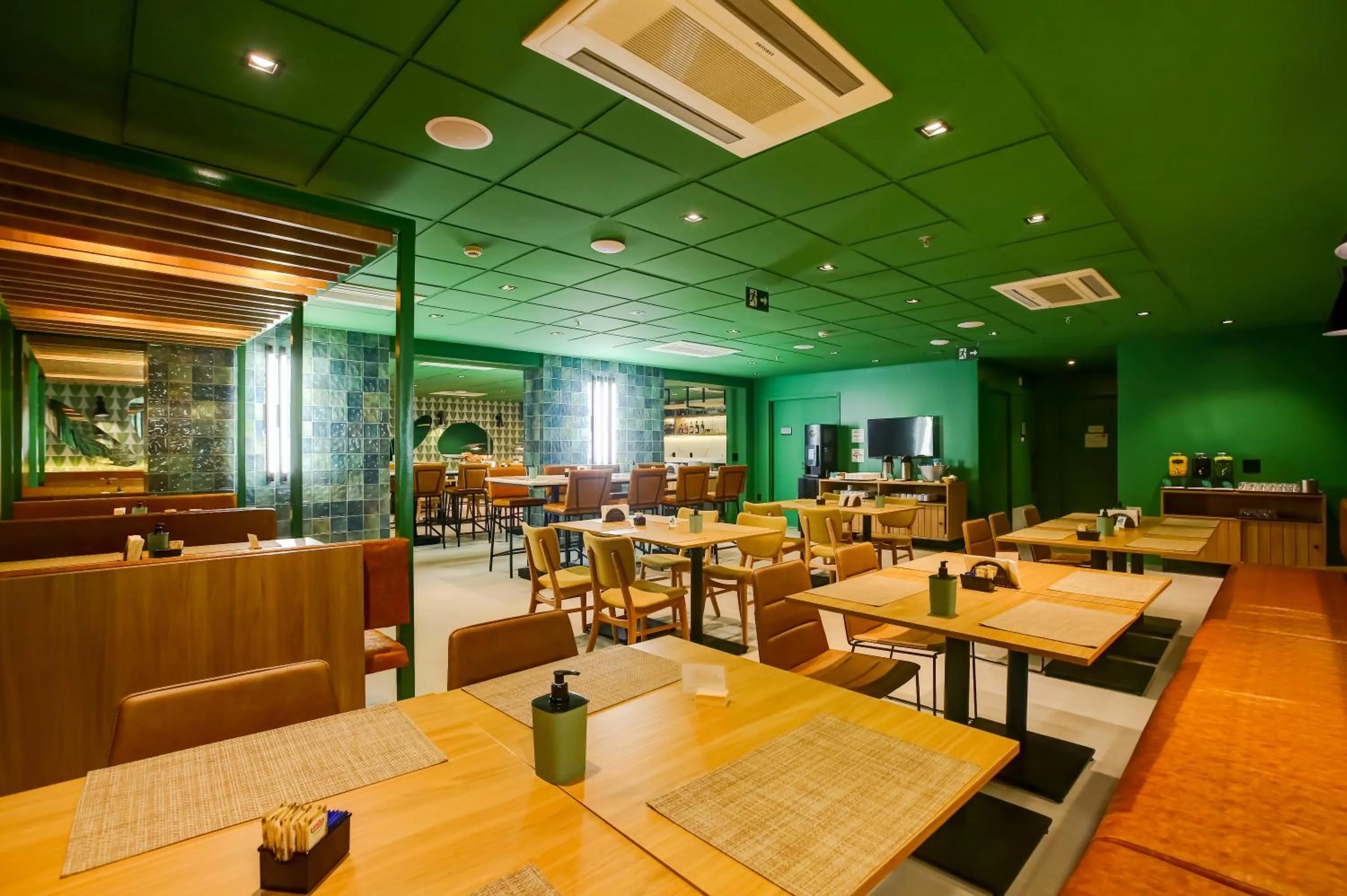 Restaurant/places to eat in Hilton Garden Inn Rebouças