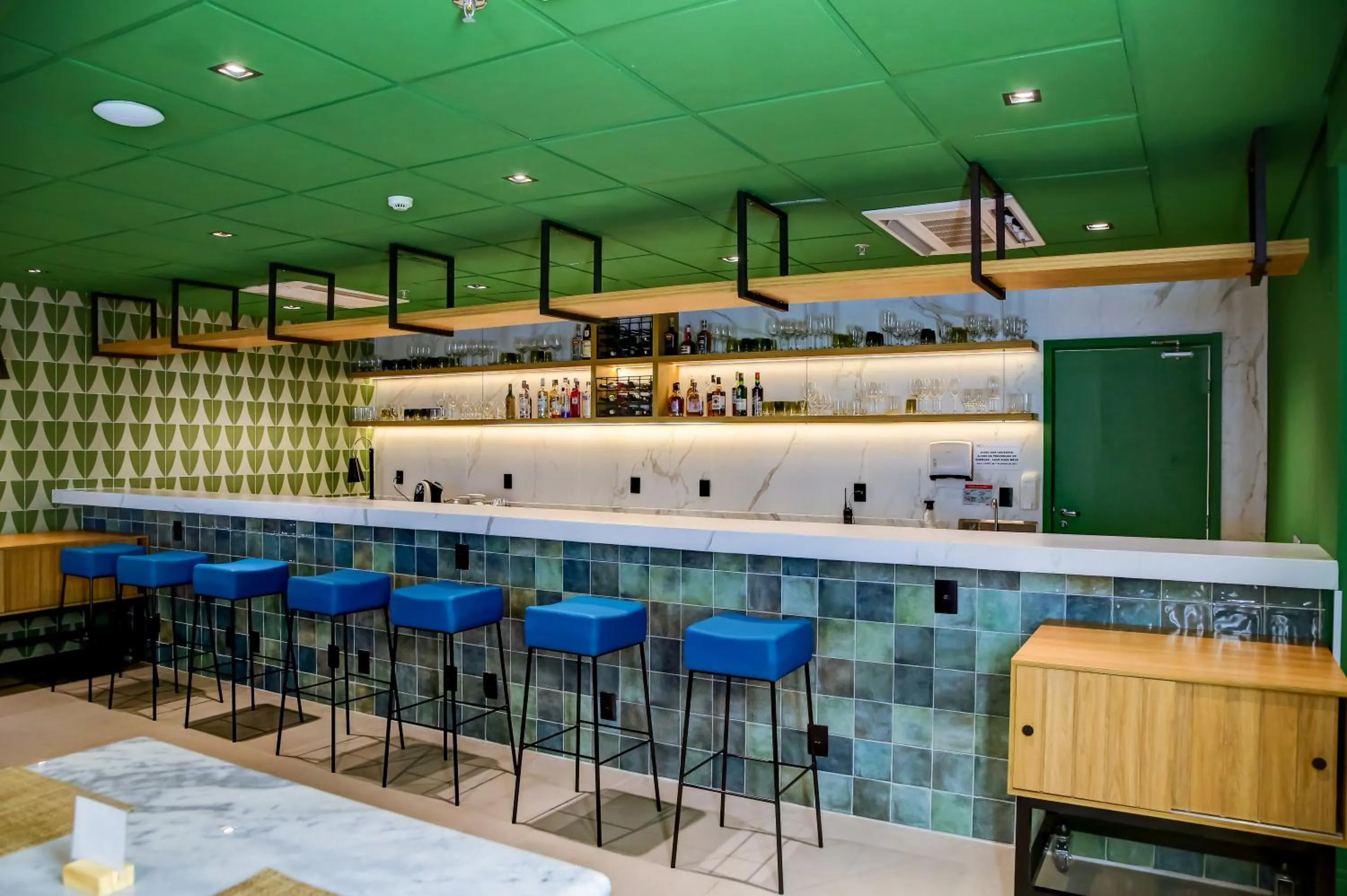 Restaurant/places to eat in Hilton Garden Inn Rebouças