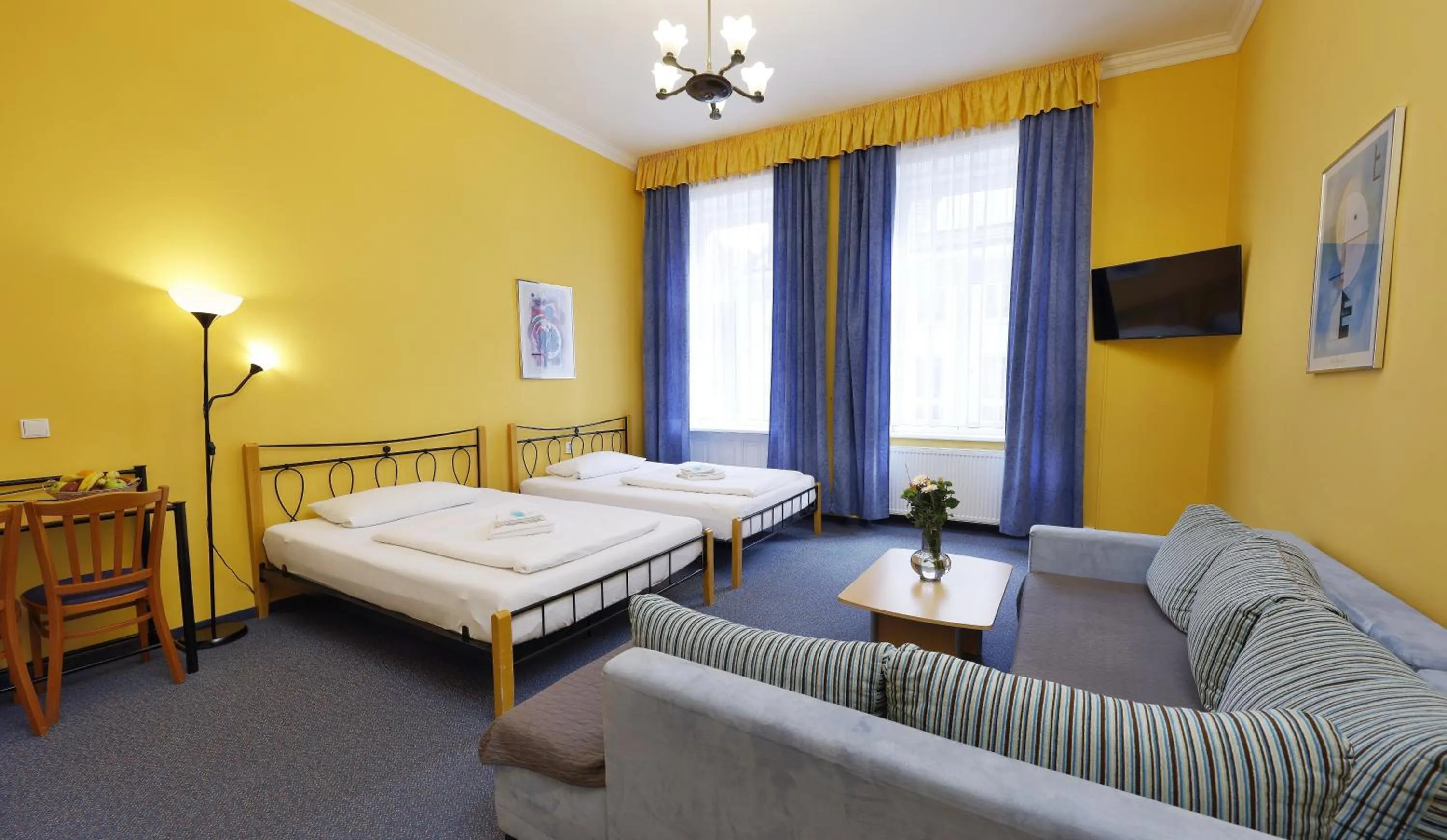 Living room, Bed in Hotel Boston