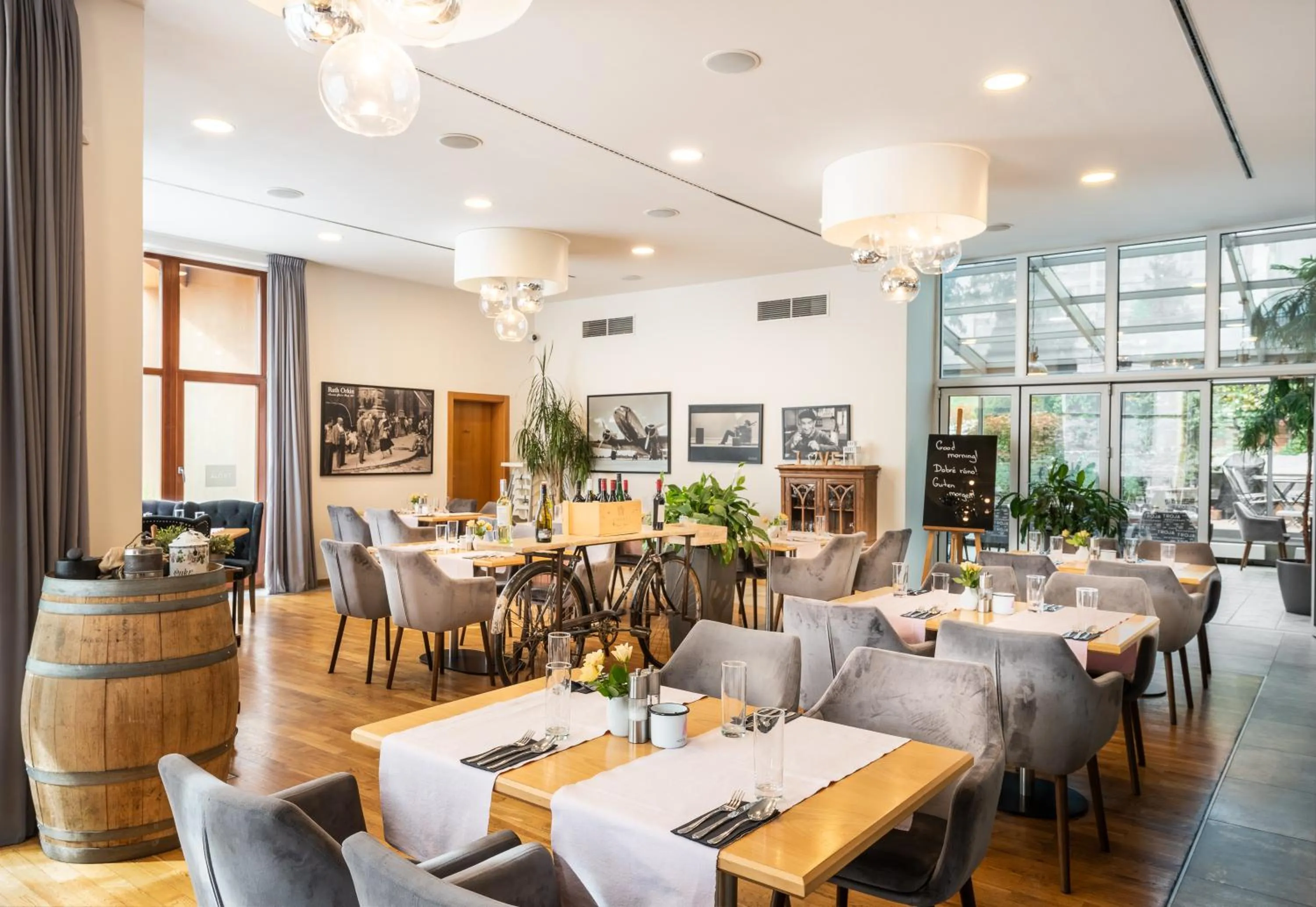 Restaurant/places to eat in Hotel Troja