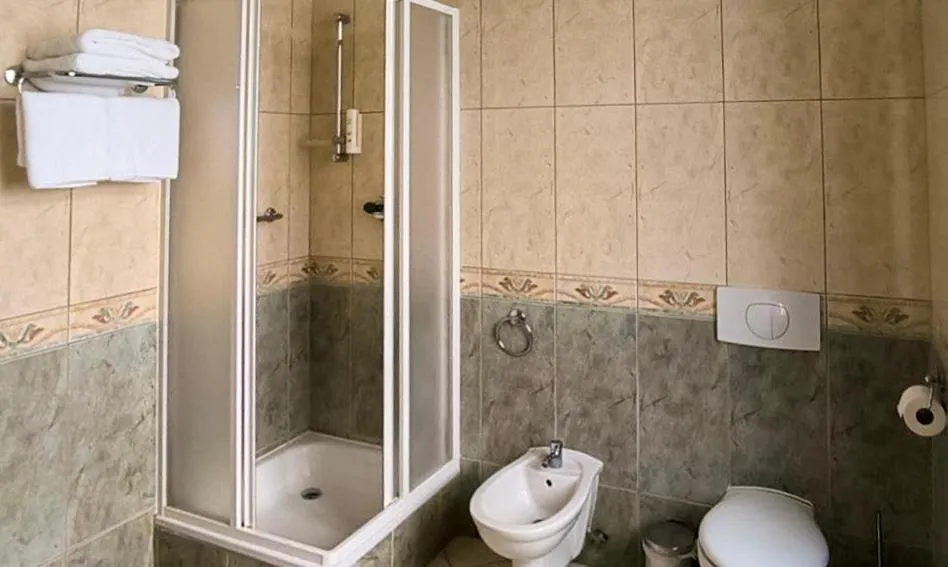 Shower in Residence Romanza