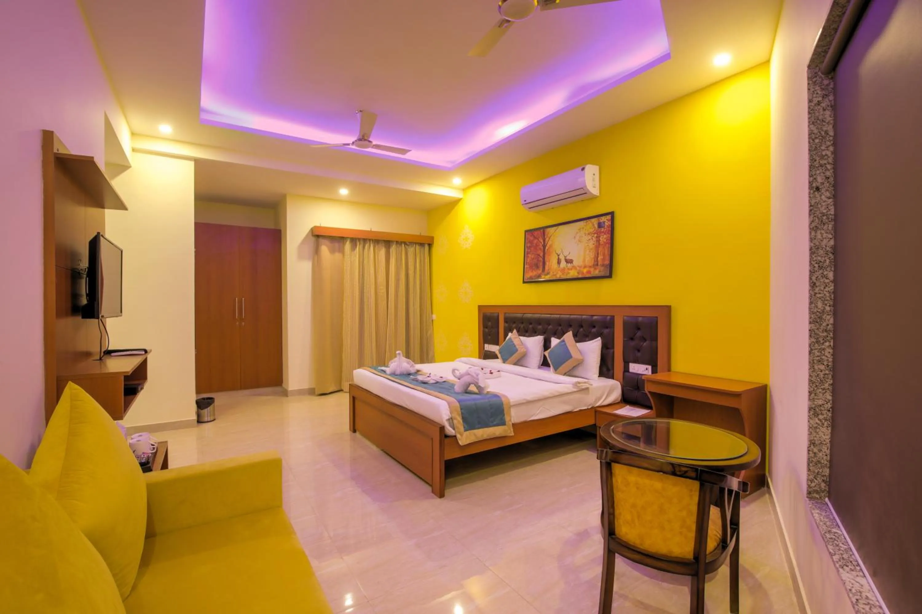 Photo of the whole room, Bed in Twin Towers