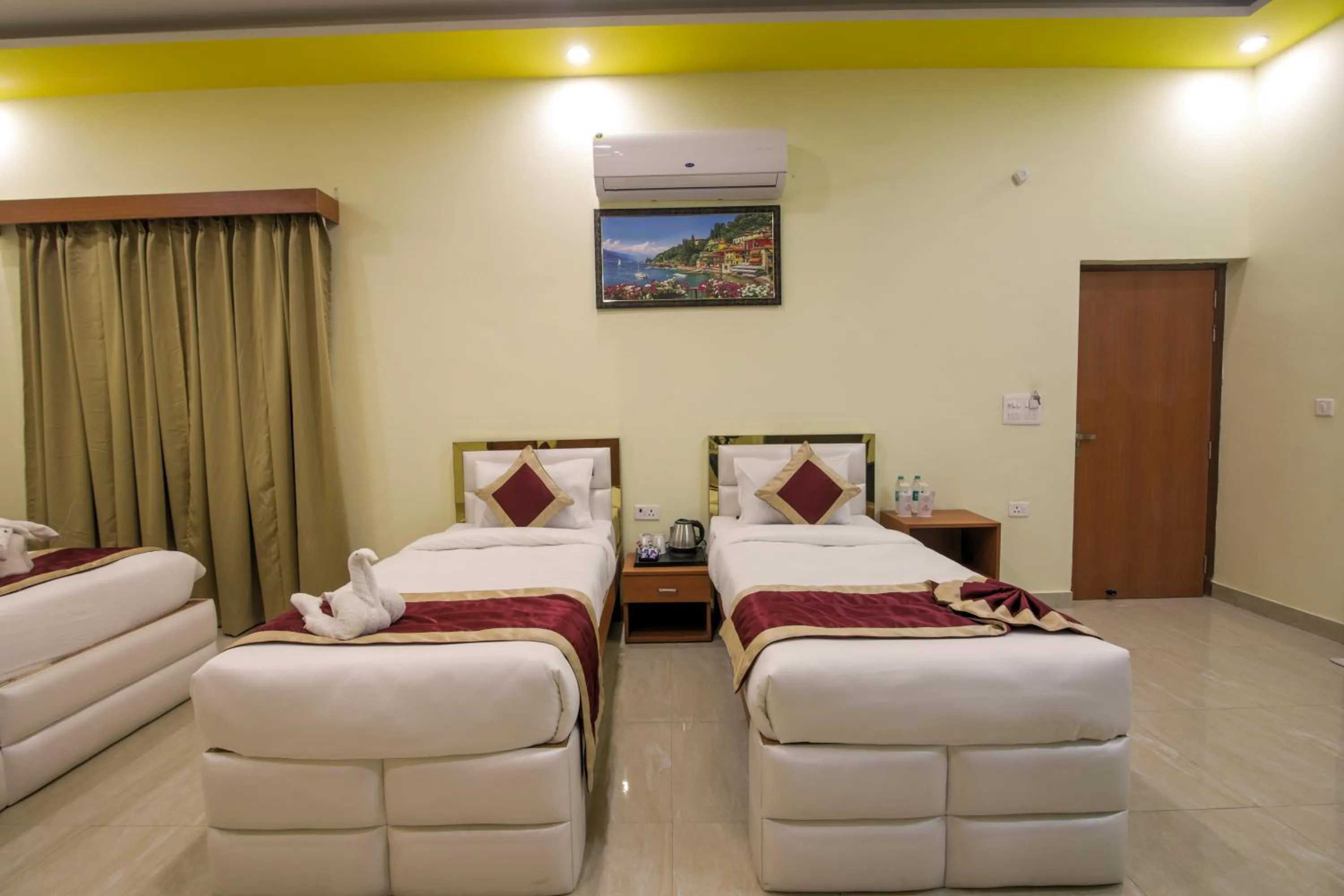 Photo of the whole room in Twin Towers