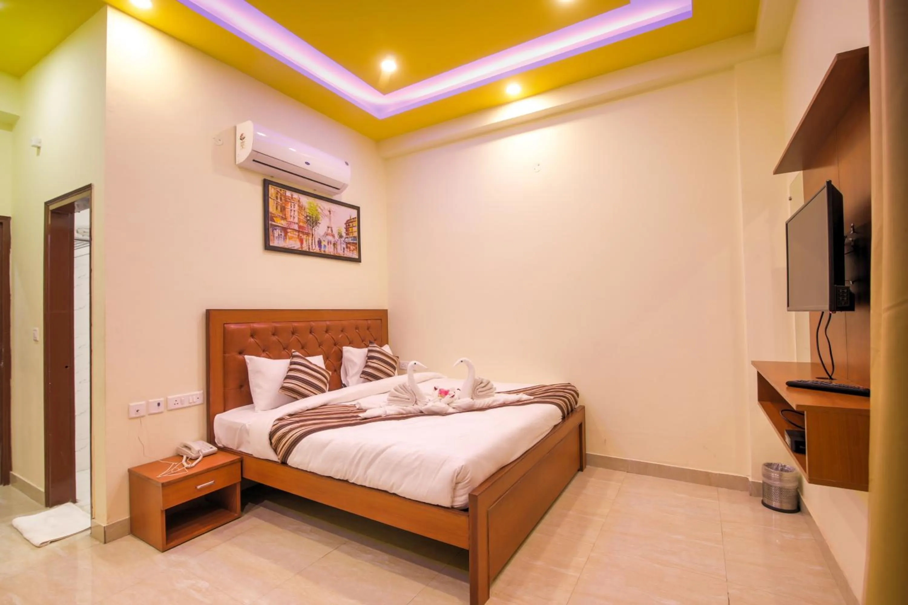 Photo of the whole room, Bed in Twin Towers