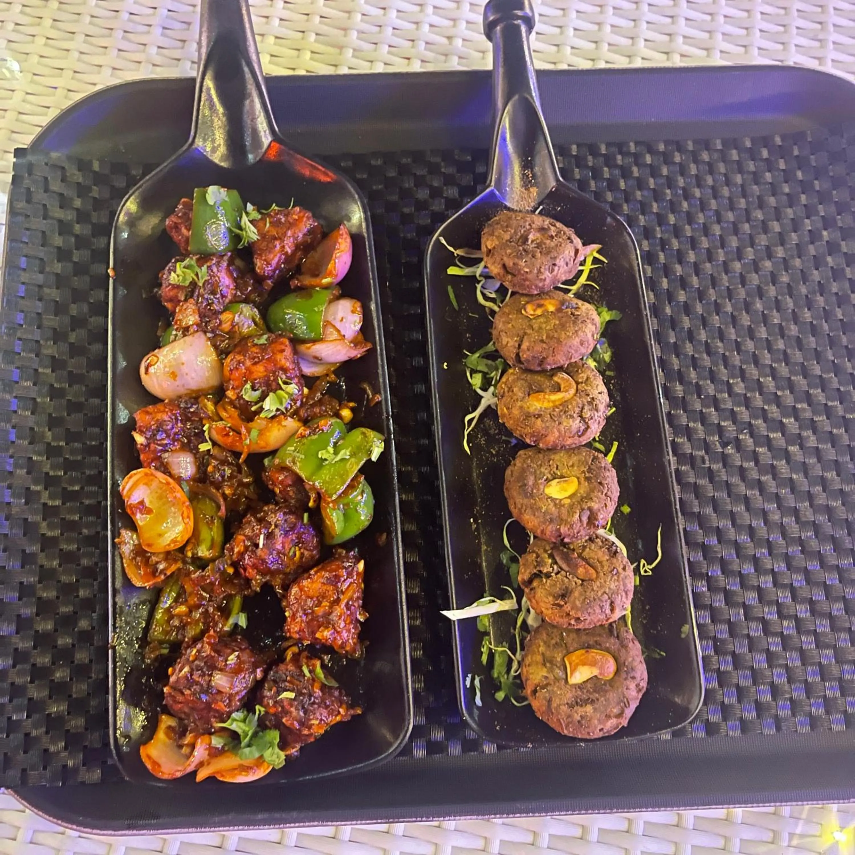 Restaurant/places to eat in Twin Towers