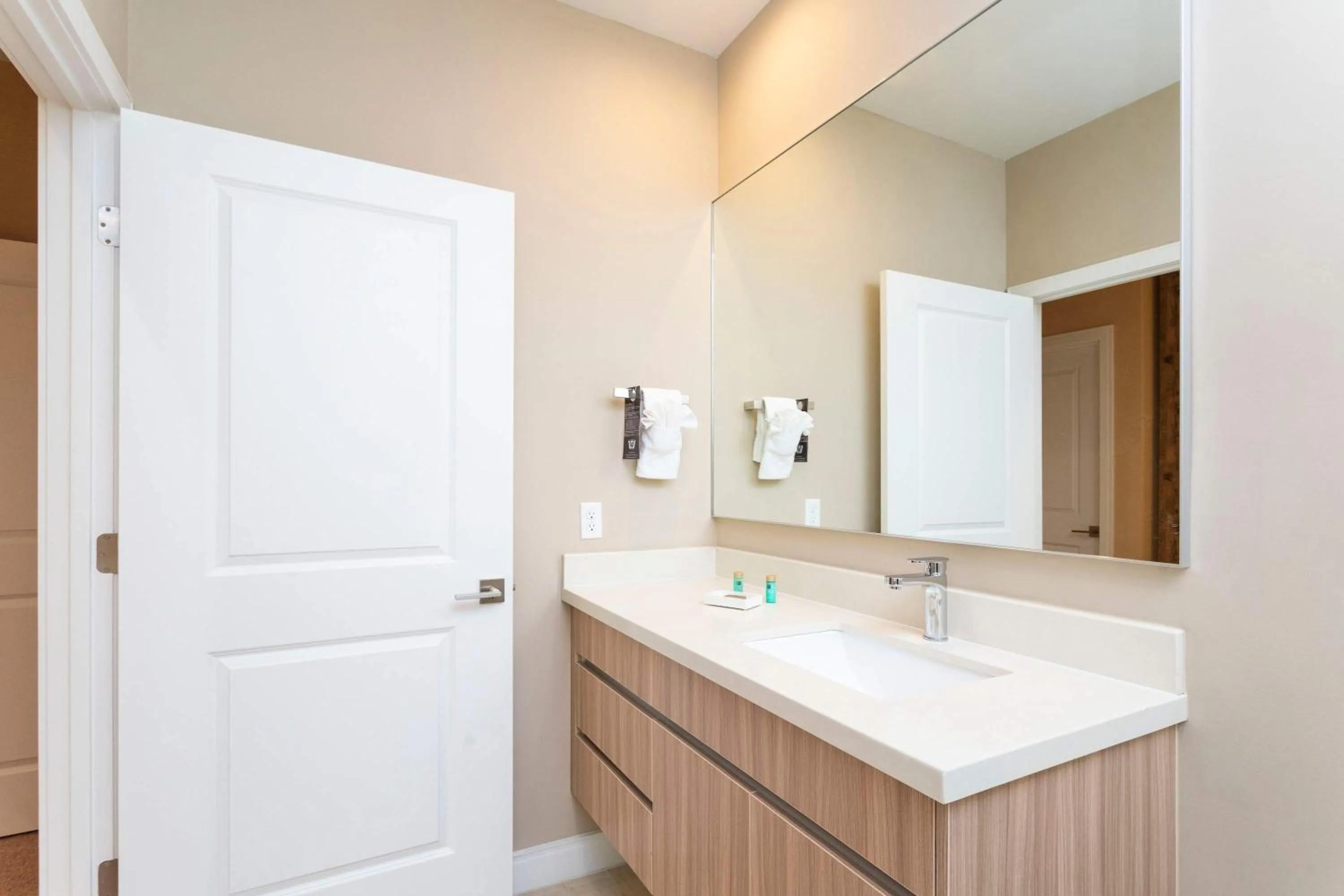 Gorgeous 4Bd Close to Disney @ Magic Village 7581