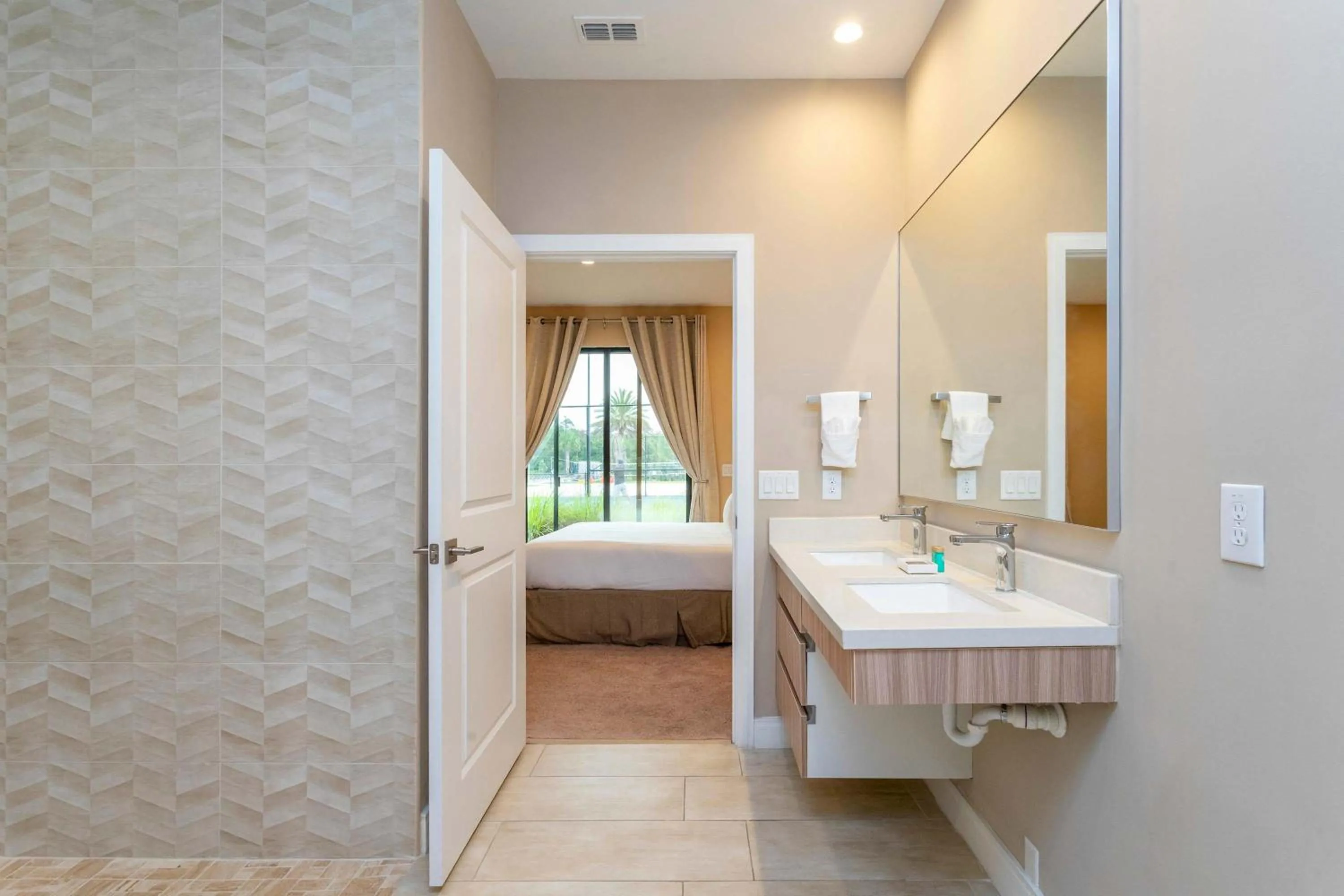 Bed in Gorgeous 4Bd Close to Disney @ Magic Village 7581