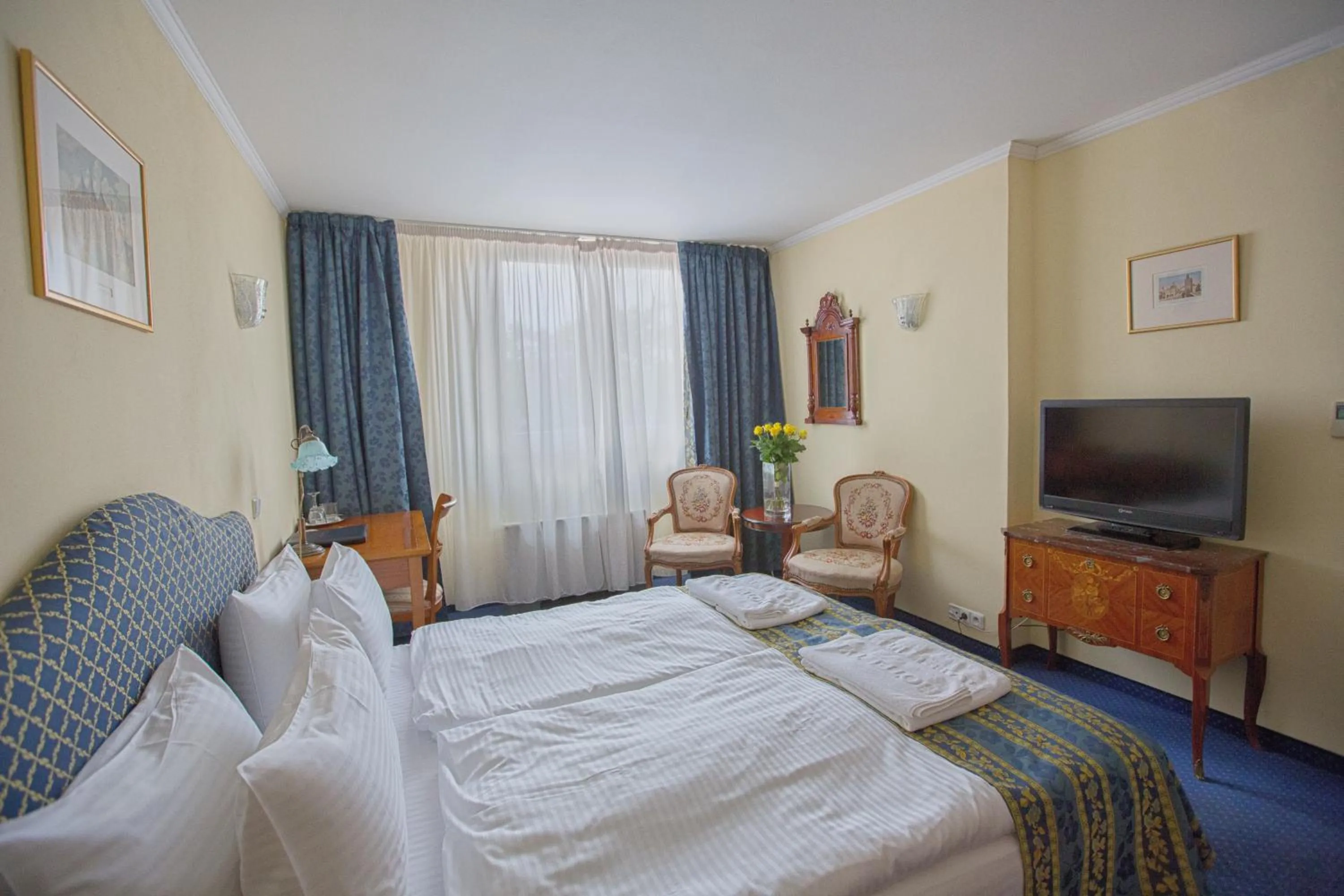 Coffee/tea facilities, Bed in Hotel Tyl