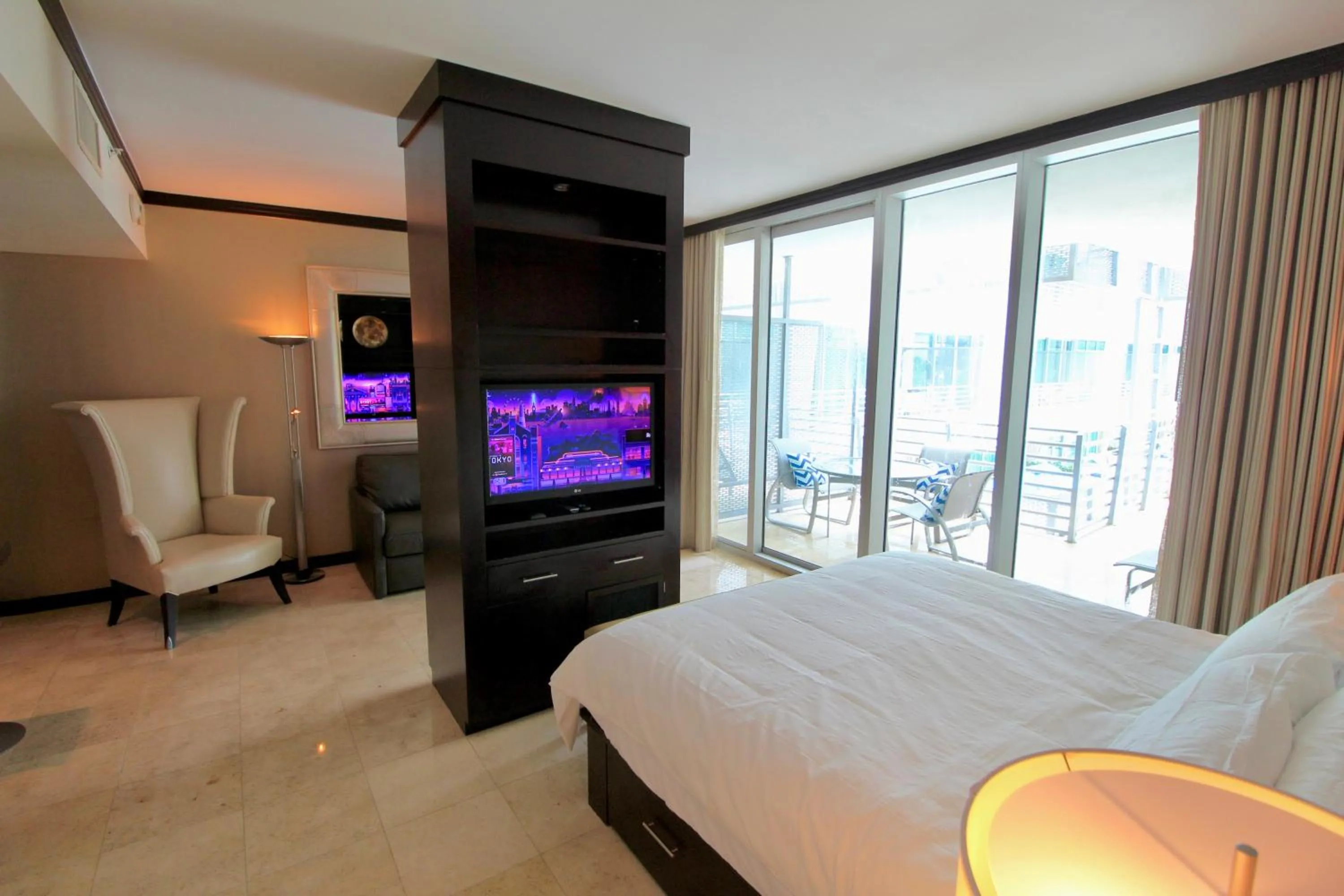 TV and multimedia, Bed in Boutique Suites 3 min walk to beach