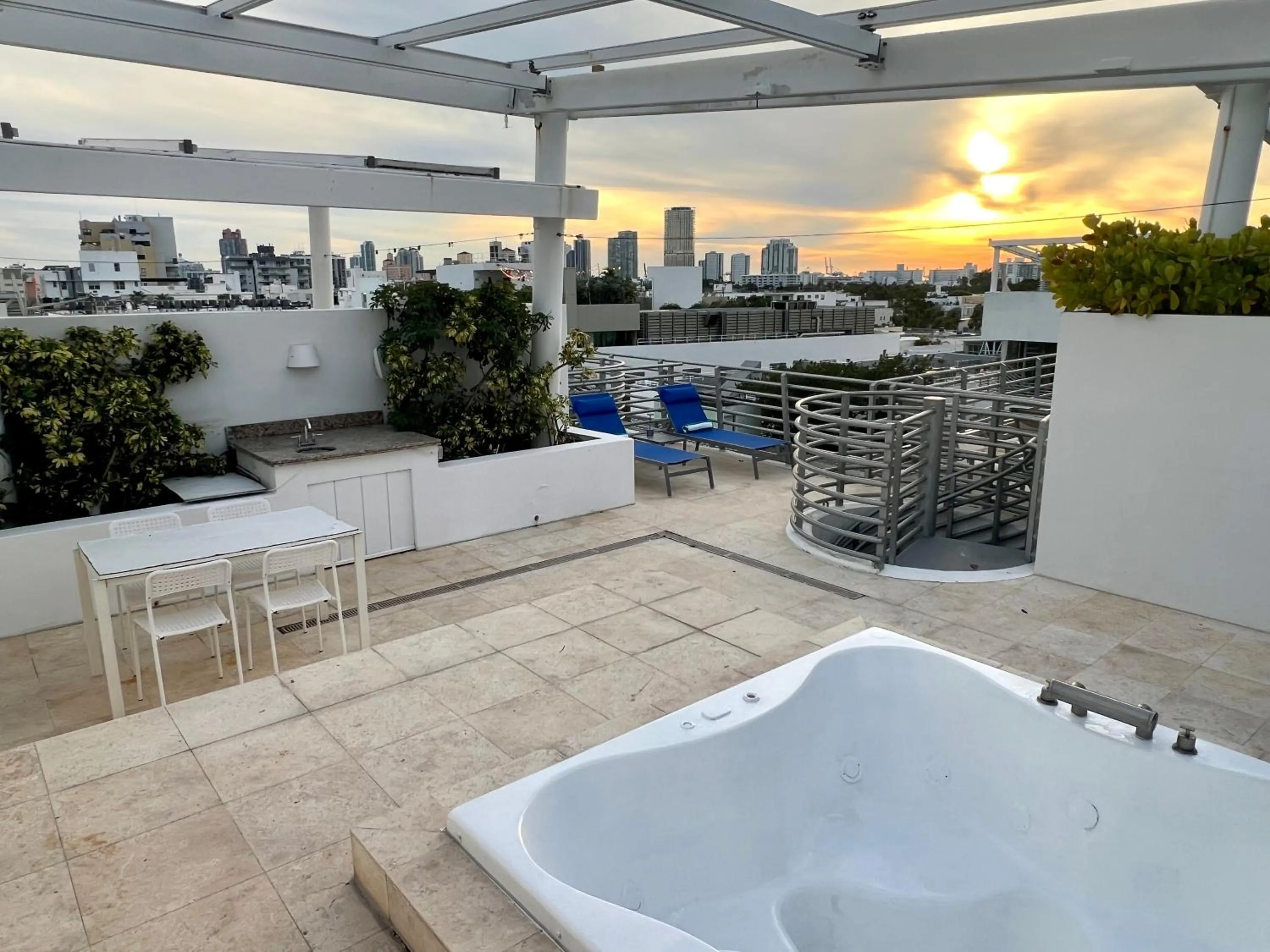 Day in Boutique Suites 3 min walk to beach