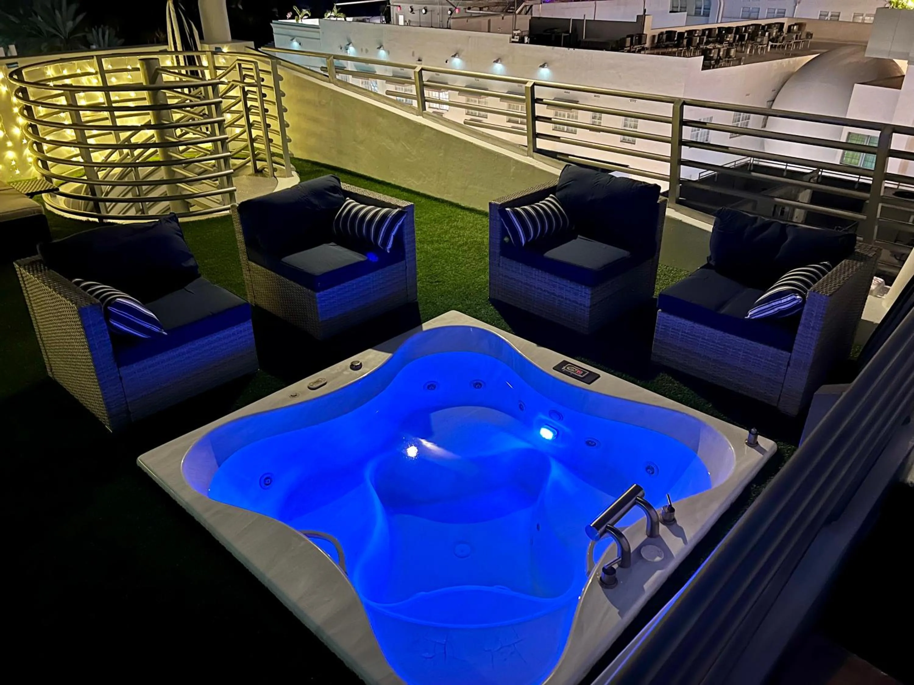 Hot Tub in Boutique Suites 3 min walk to beach