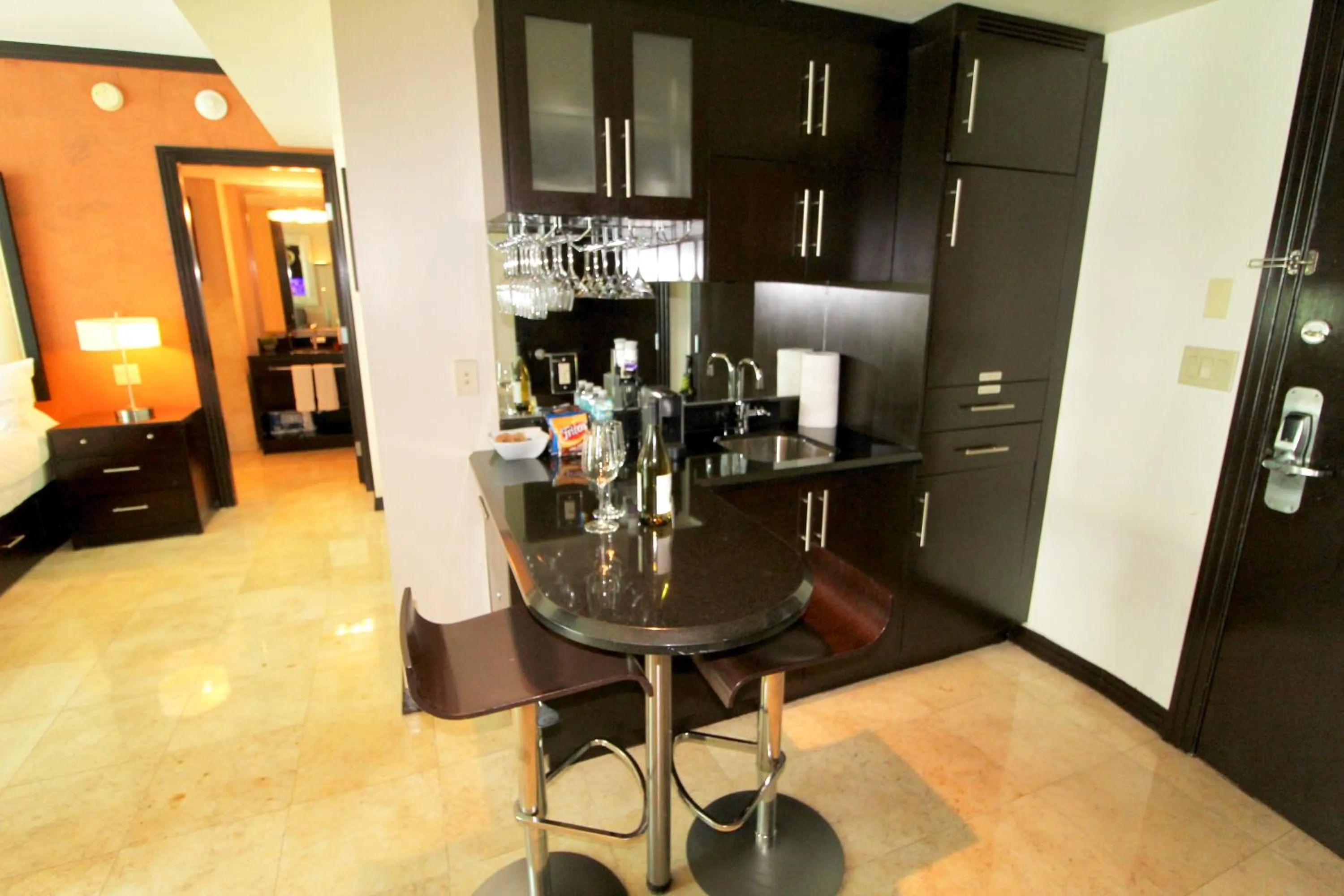 Kitchen or kitchenette in Boutique Suites 3 min walk to beach