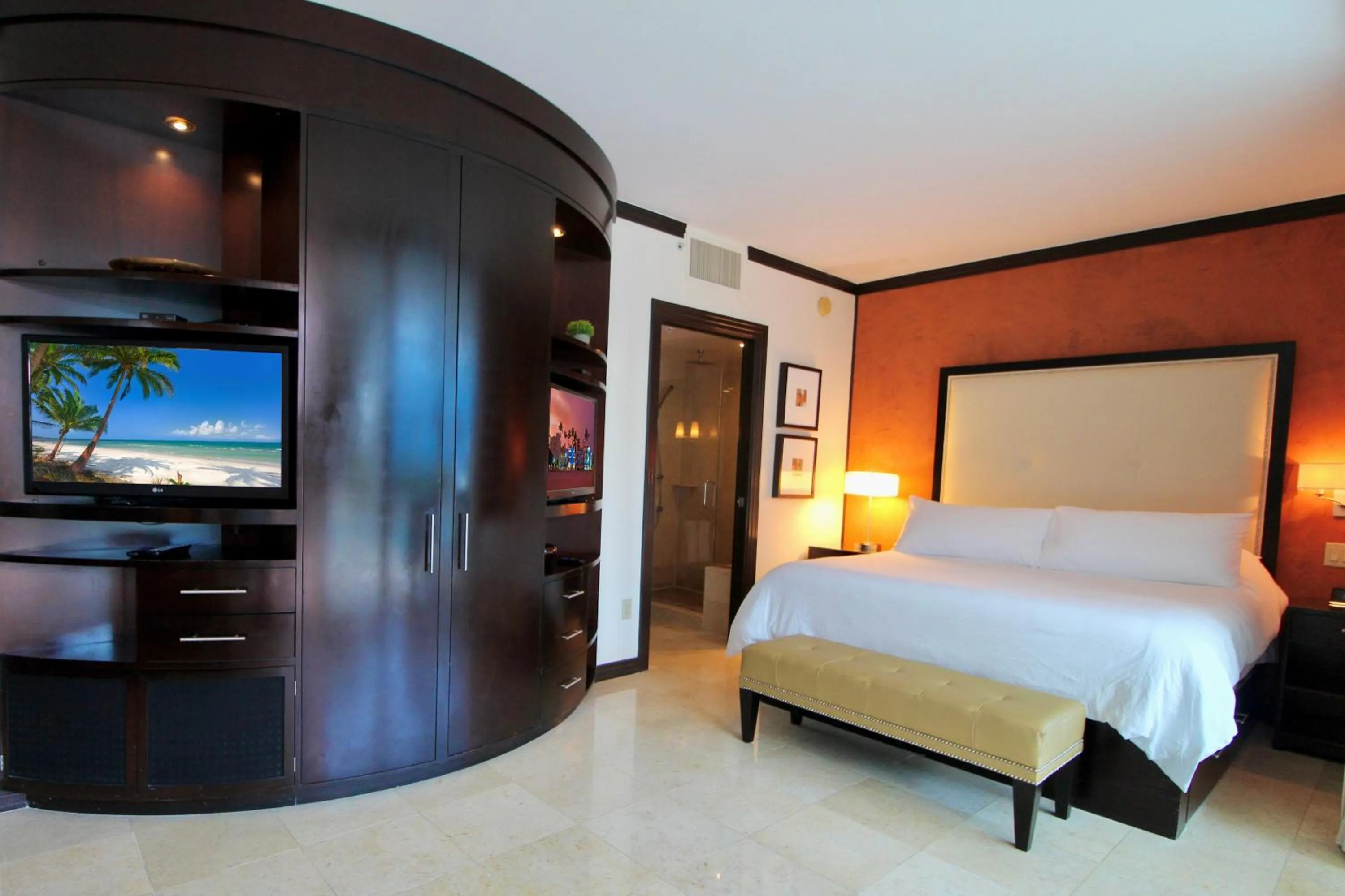 TV and multimedia, Bed in Boutique Suites 3 min walk to beach