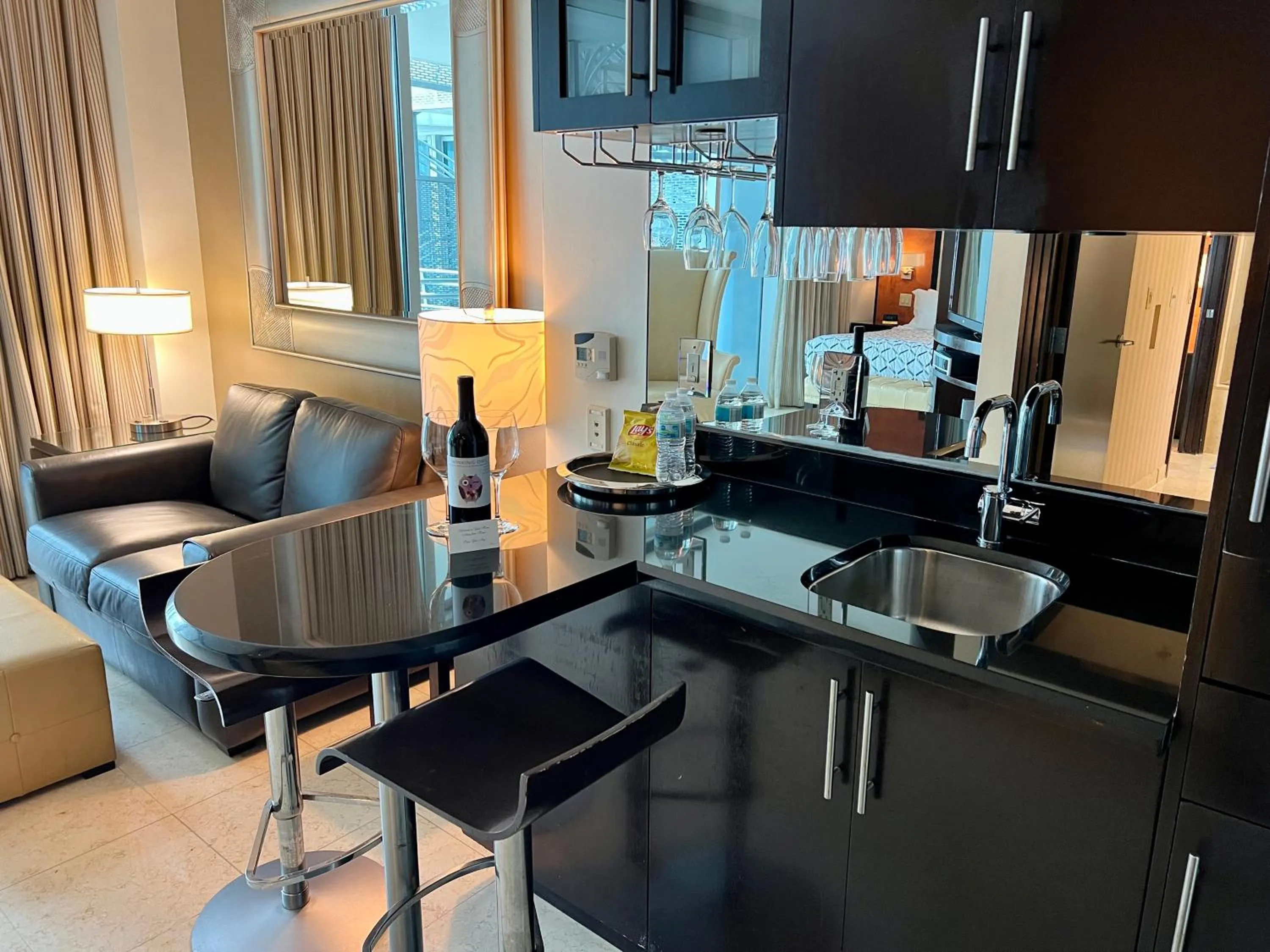 Kitchen or kitchenette in Boutique Suites 3 min walk to beach
