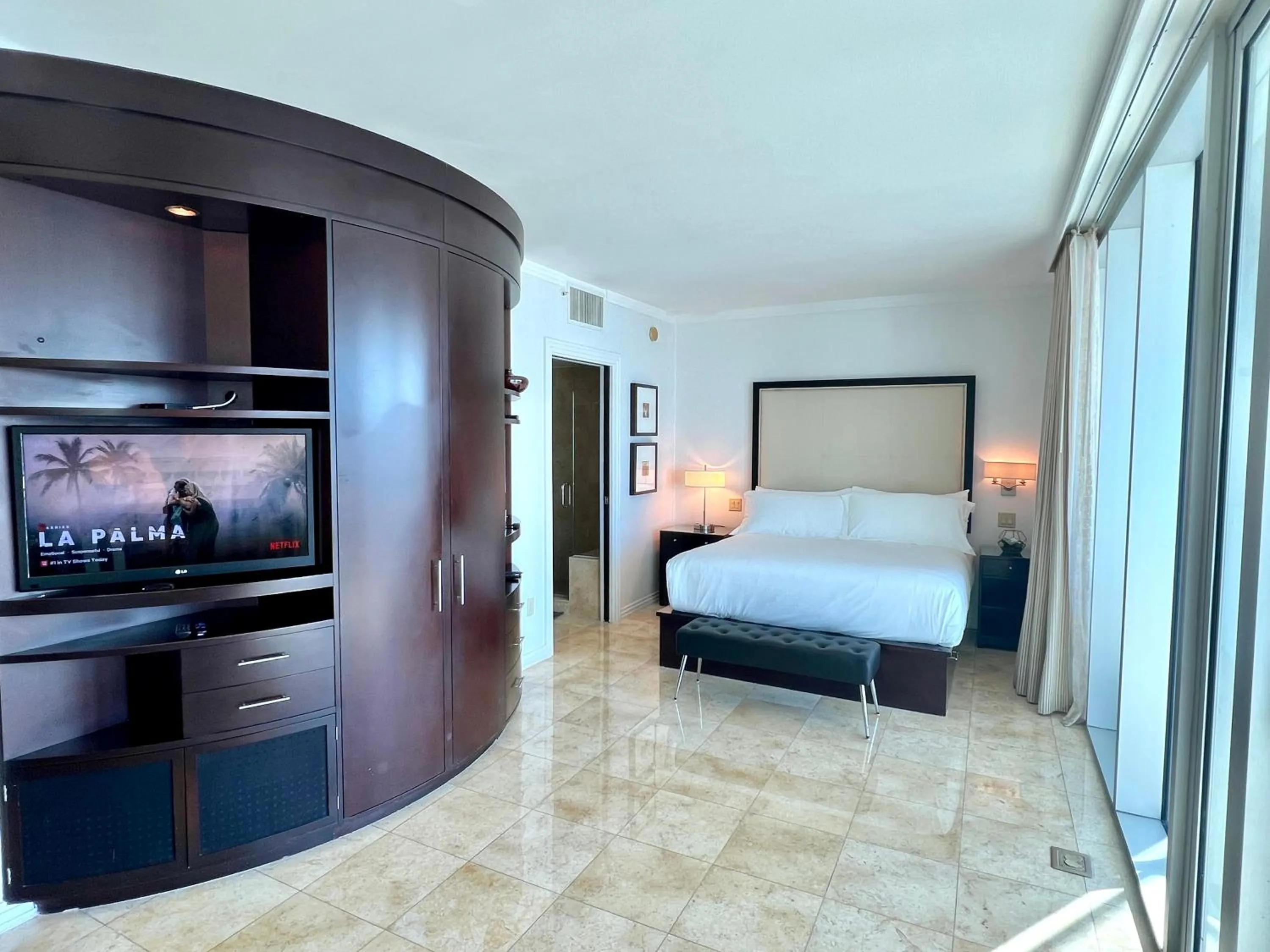 Bed in Boutique Suites 3 min walk to beach