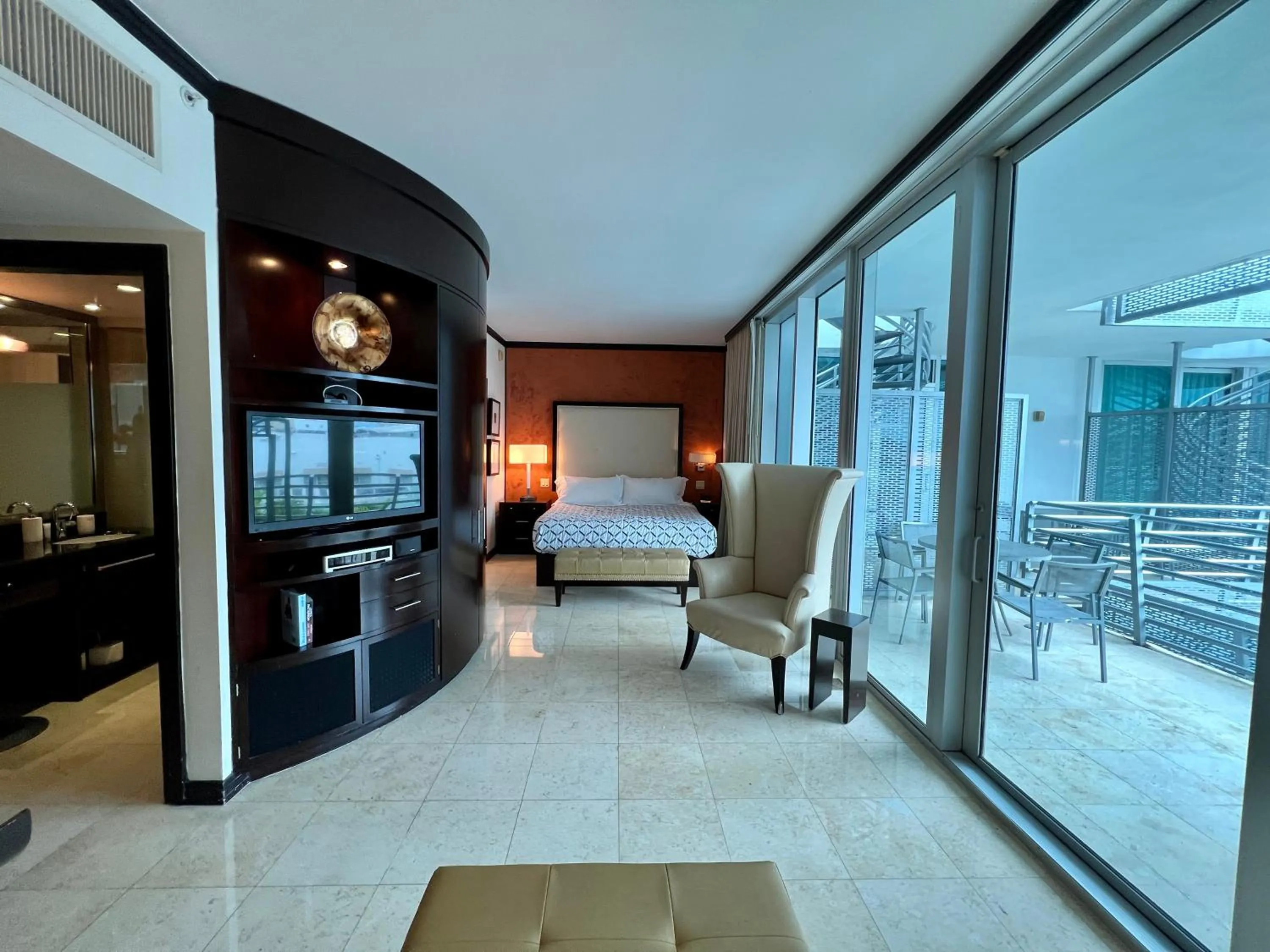 TV and multimedia in Boutique Suites 3 min walk to beach