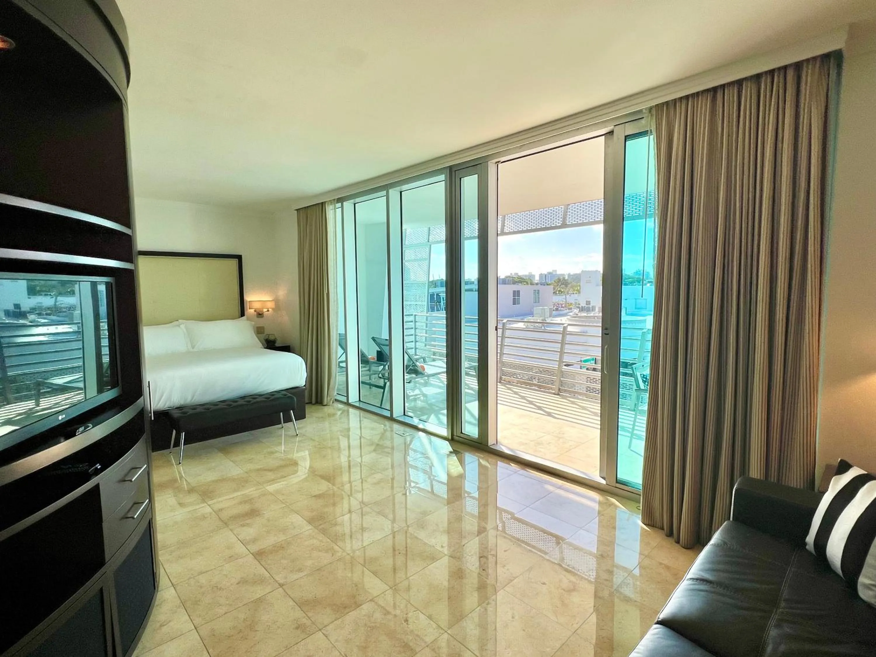 Bed in Boutique Suites 3 min walk to beach