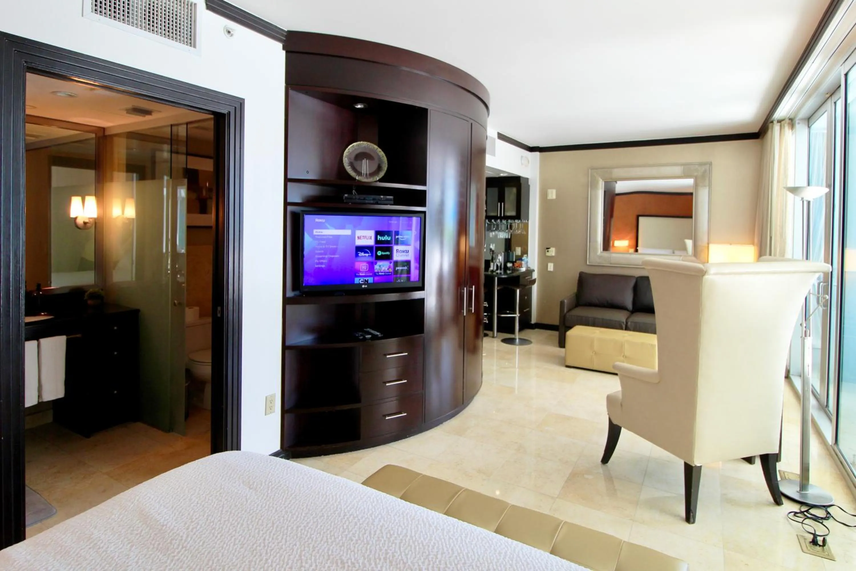 TV and multimedia, Bed in Boutique Suites 3 min walk to beach