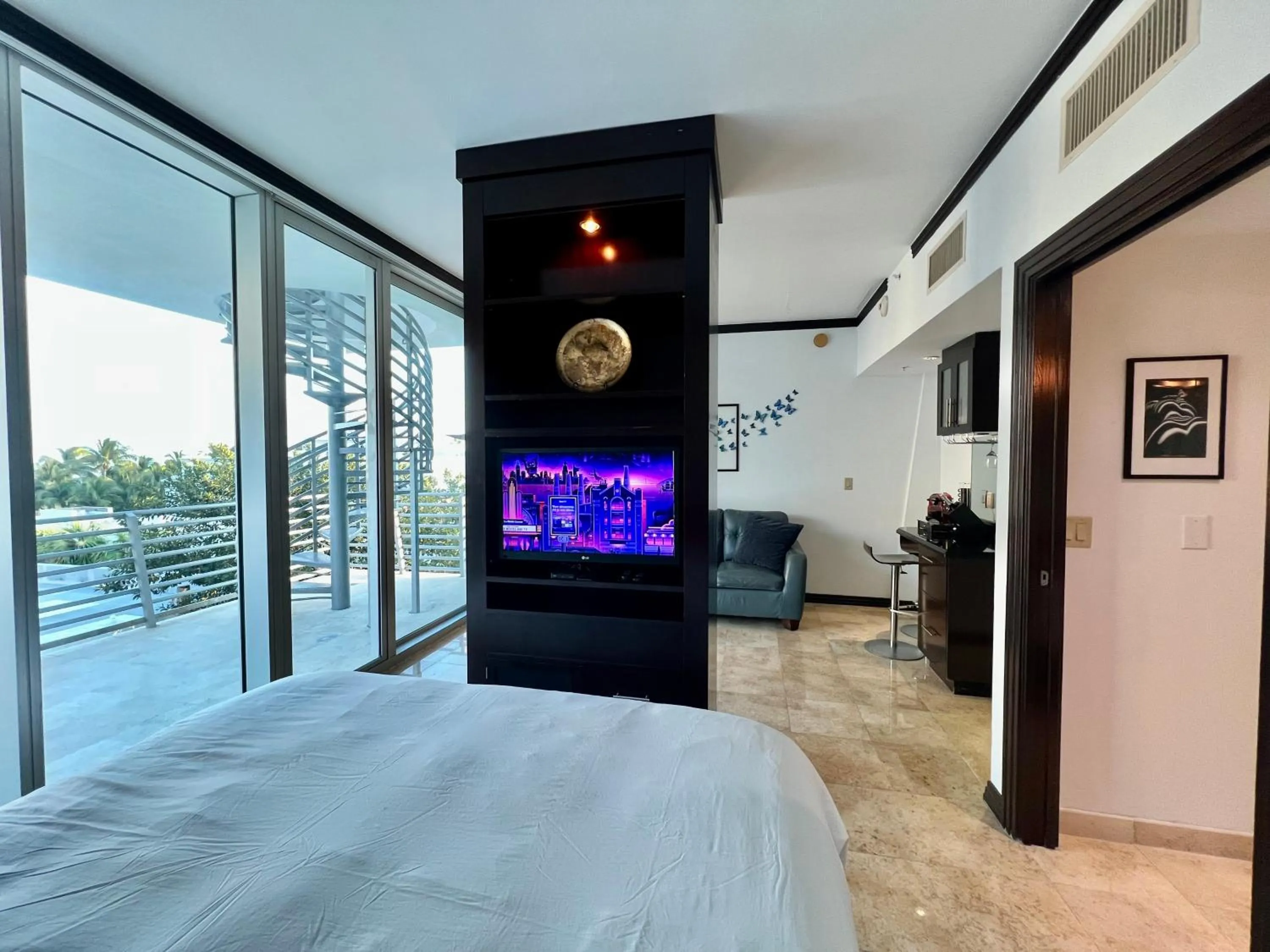 TV and multimedia, Bed in Boutique Suites 3 min walk to beach