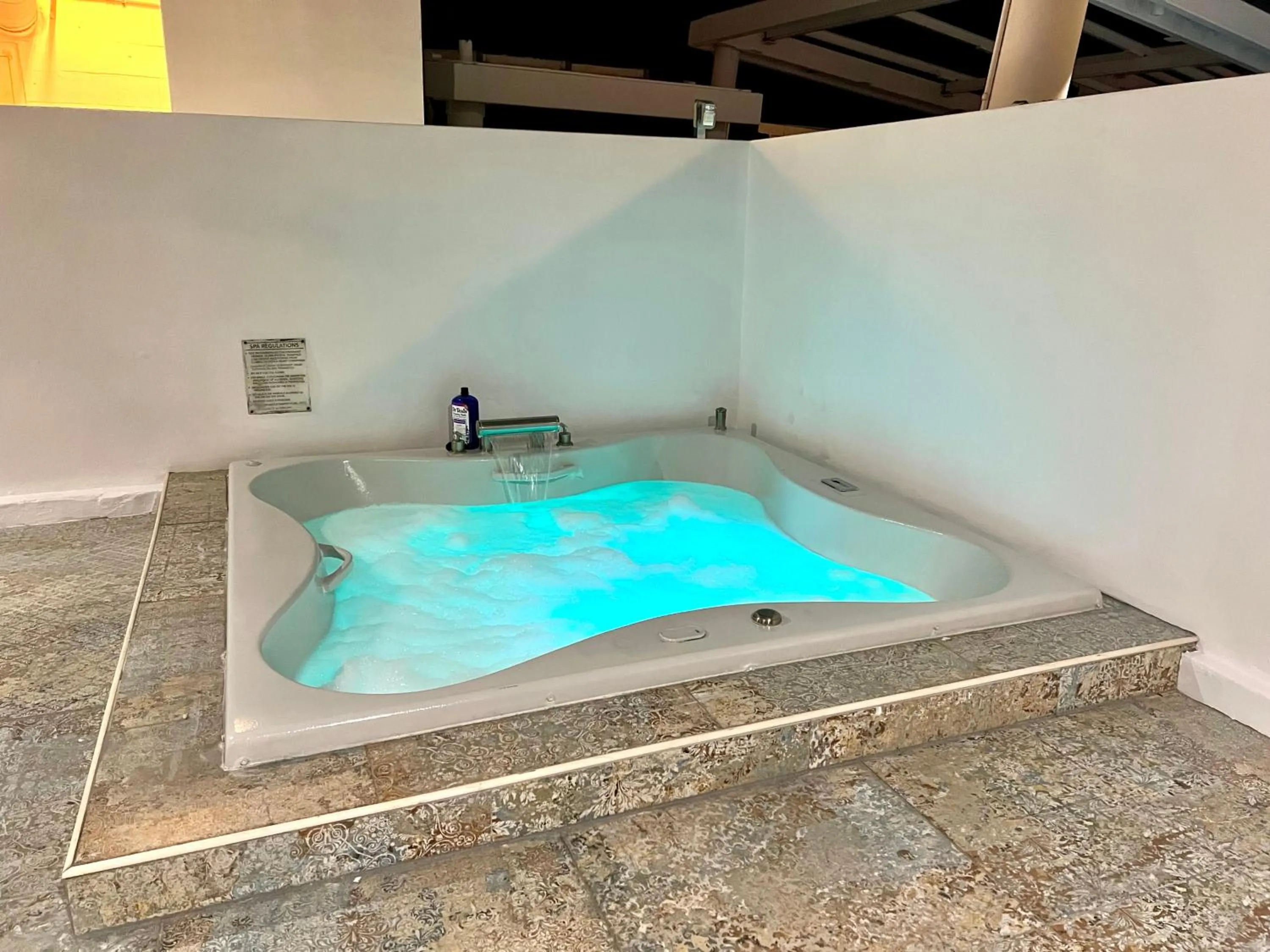 Bath in Boutique Suites 3 min walk to beach