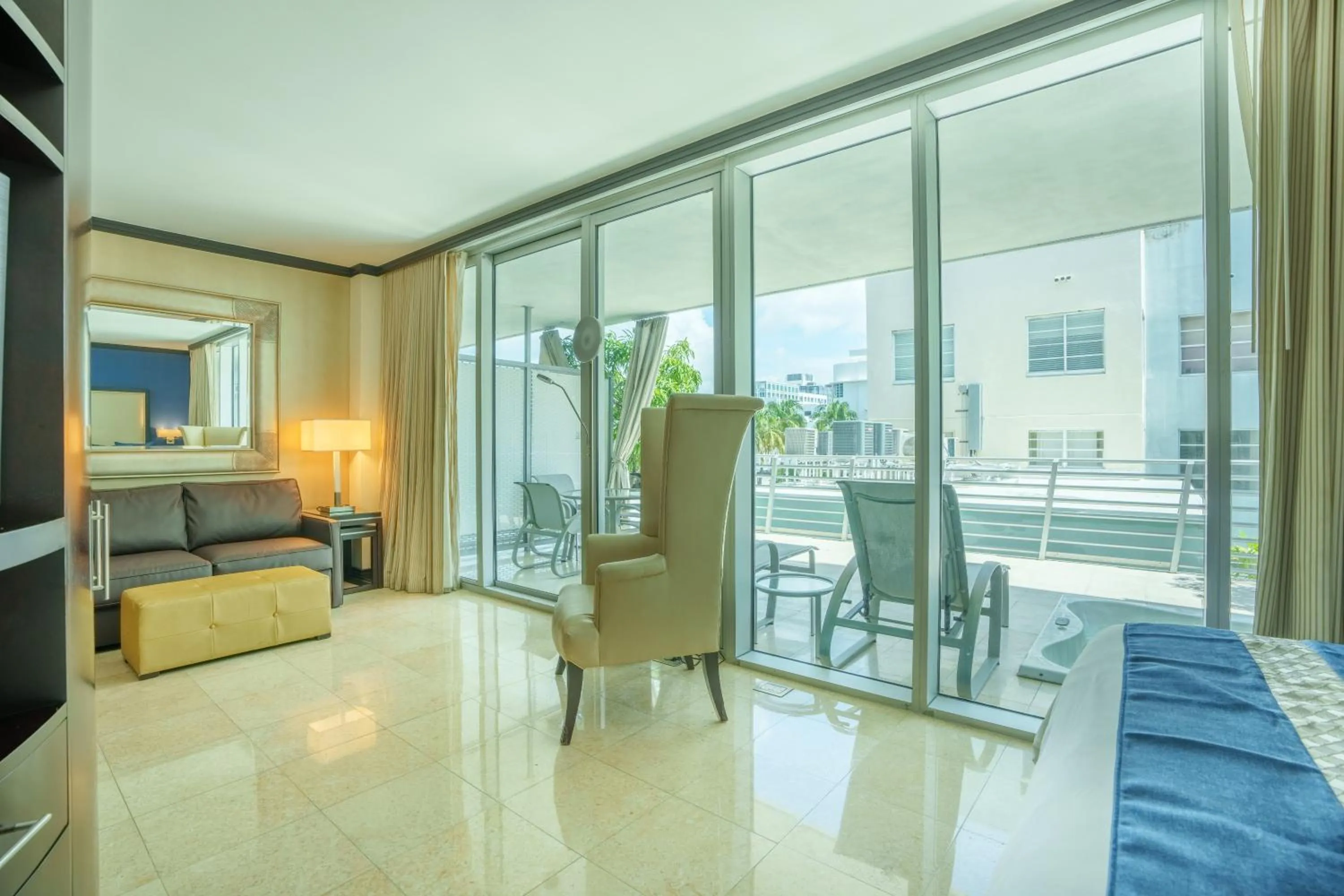 Hot Tub in Boutique Suites 3 min walk to beach