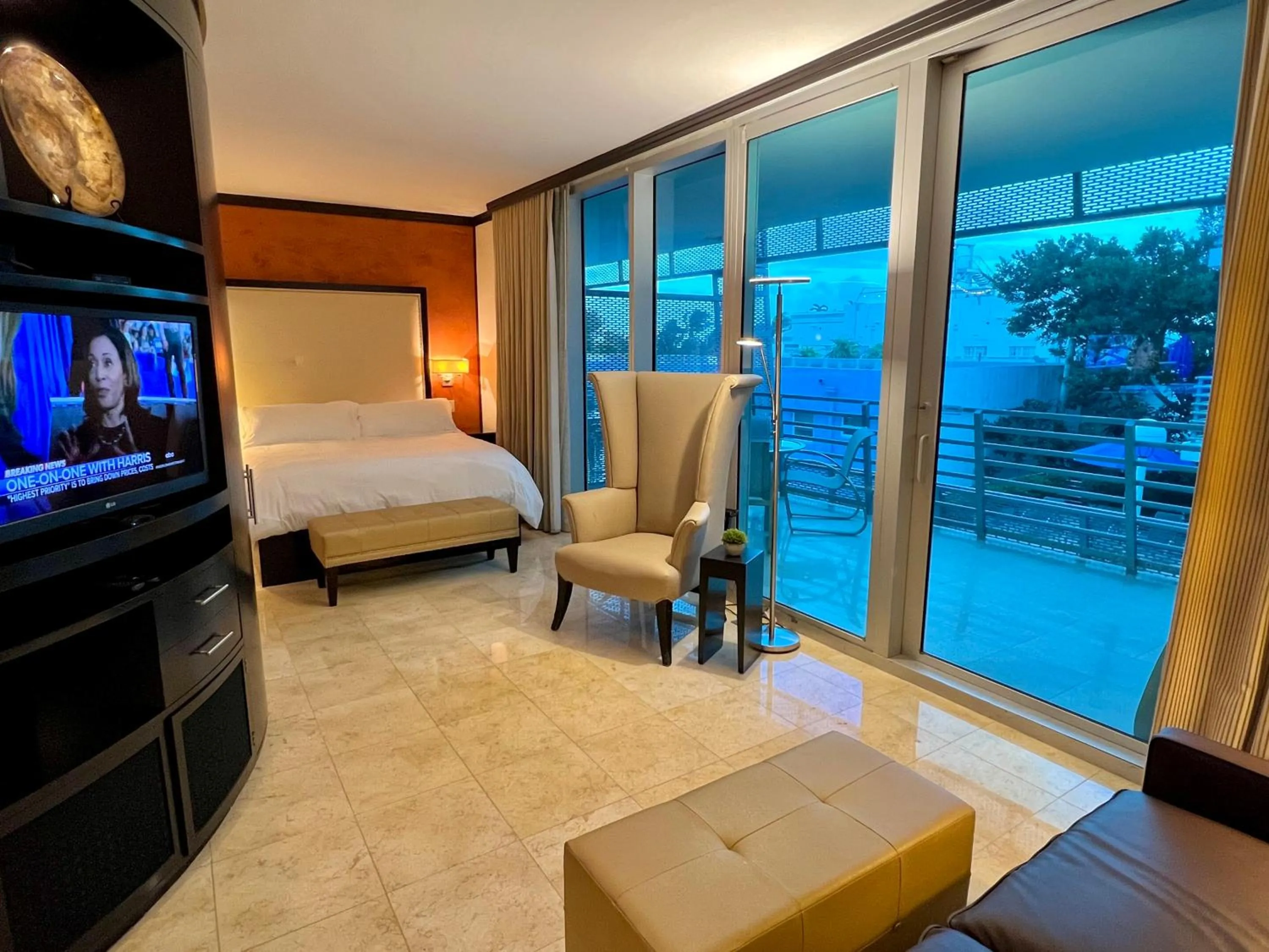 Bed in Boutique Suites 3 min walk to beach