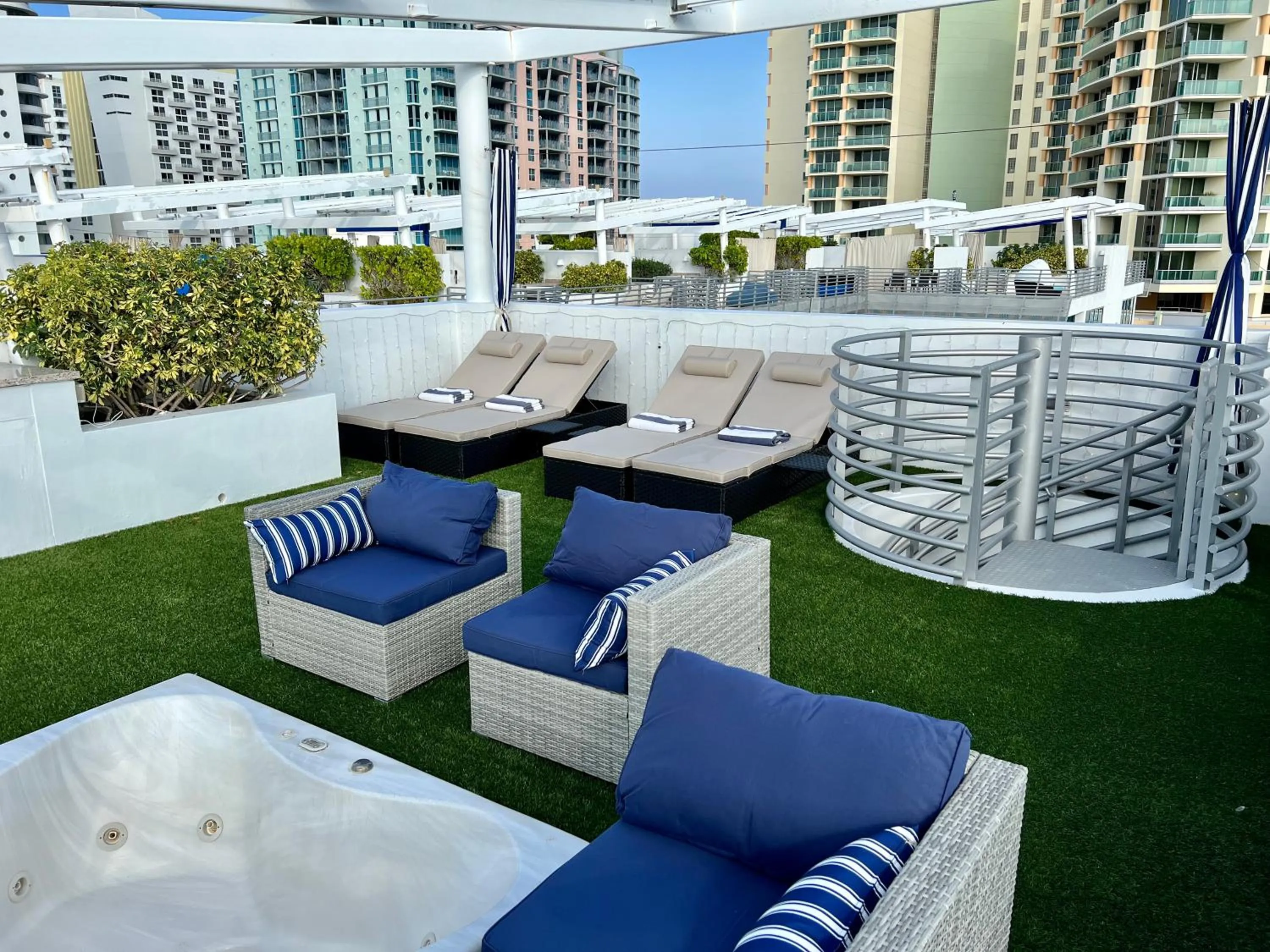 Hot Tub in Boutique Suites 3 min walk to beach