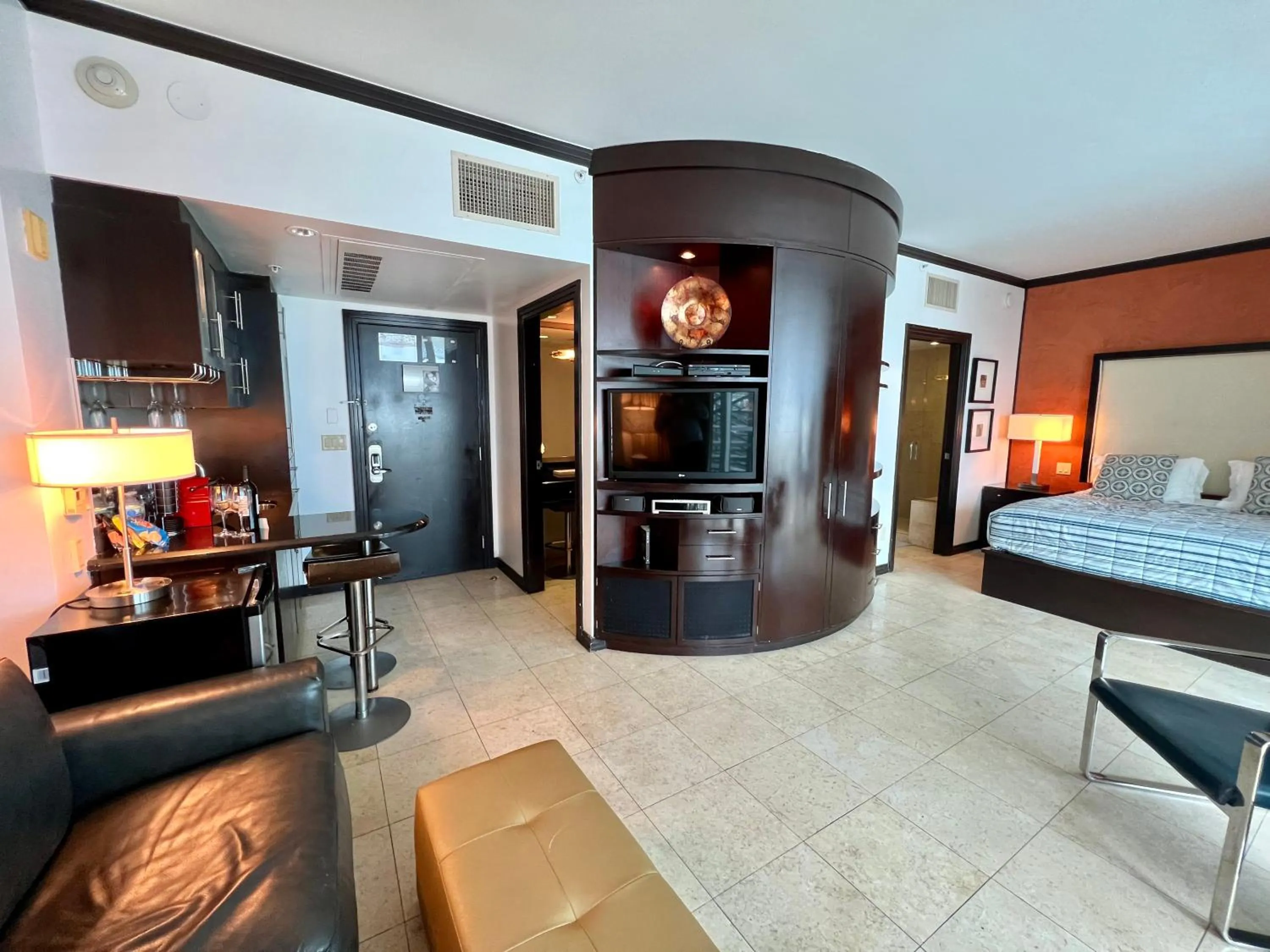 TV and multimedia, Bed in Boutique Suites 3 min walk to beach