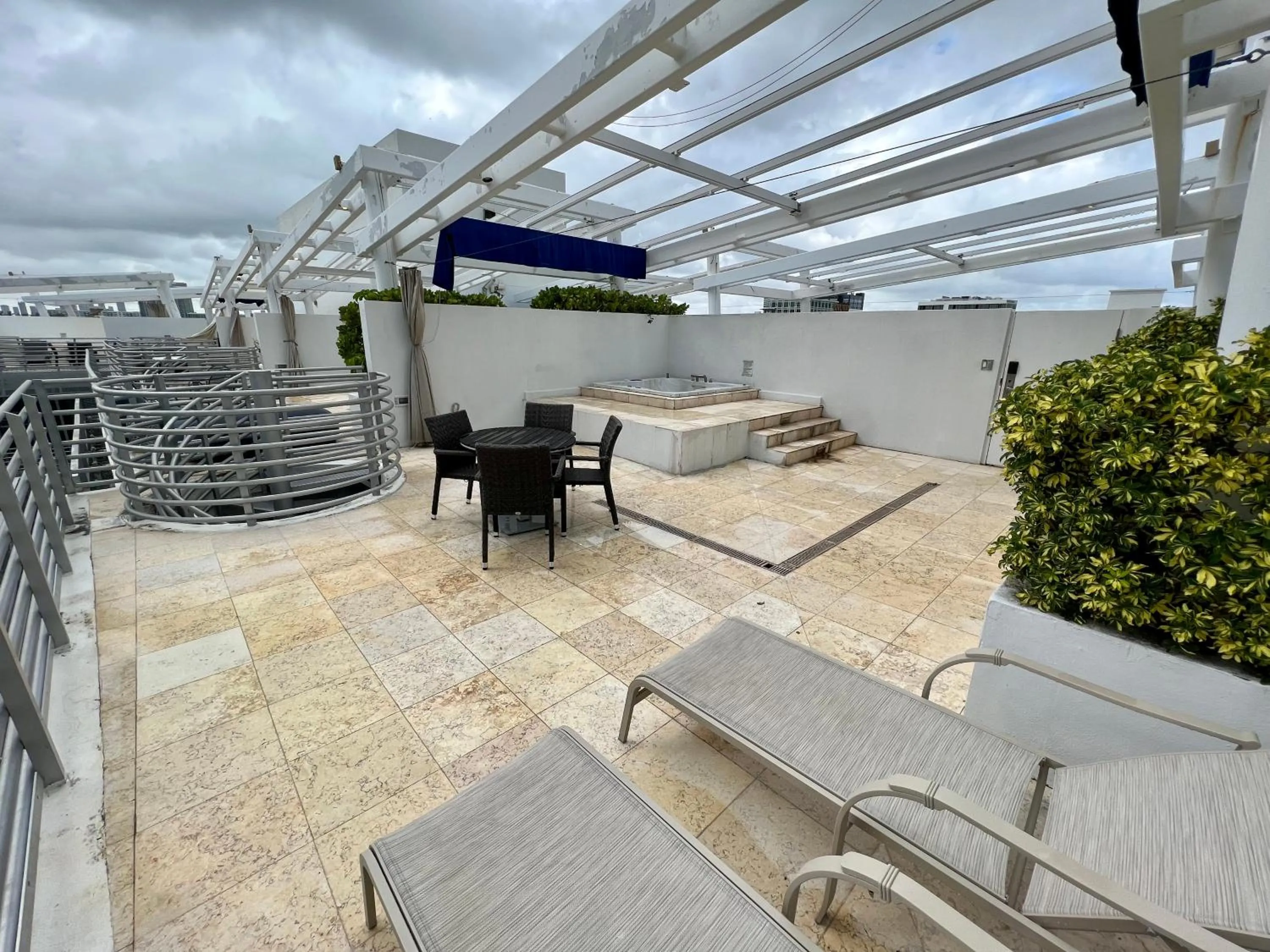 Hot Tub in Boutique Suites 3 min walk to beach