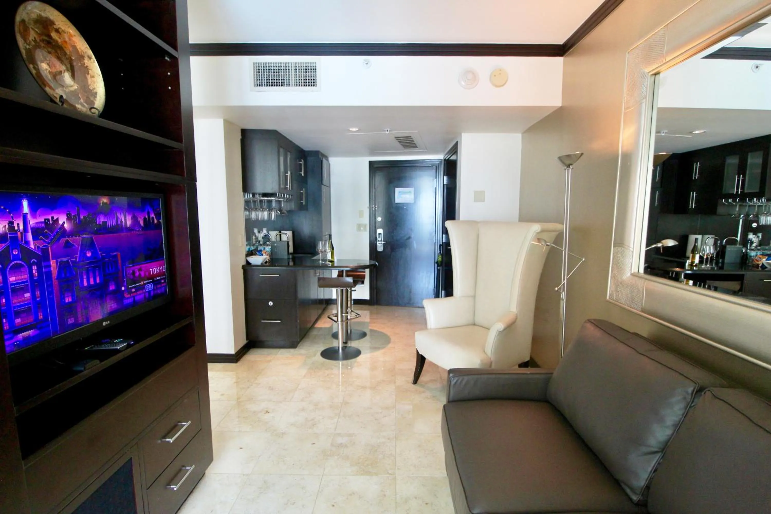 TV and multimedia in Boutique Suites 3 min walk to beach
