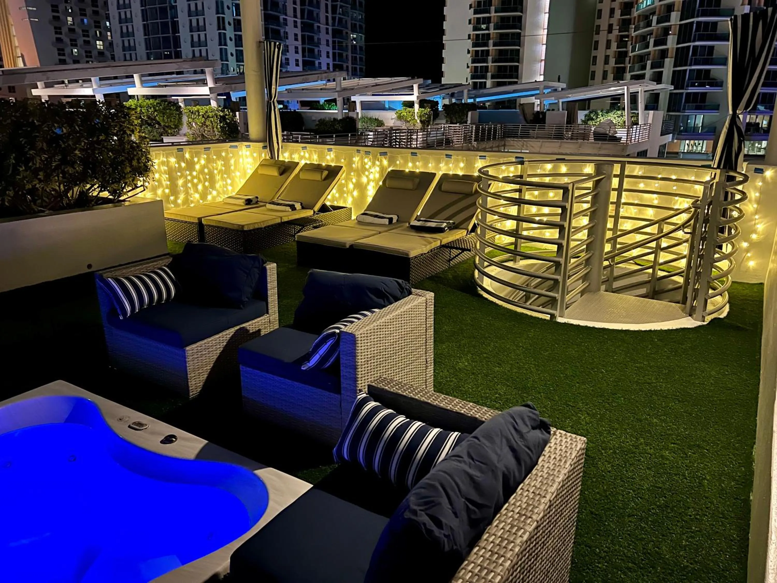 Night in Boutique Suites 3 min walk to beach