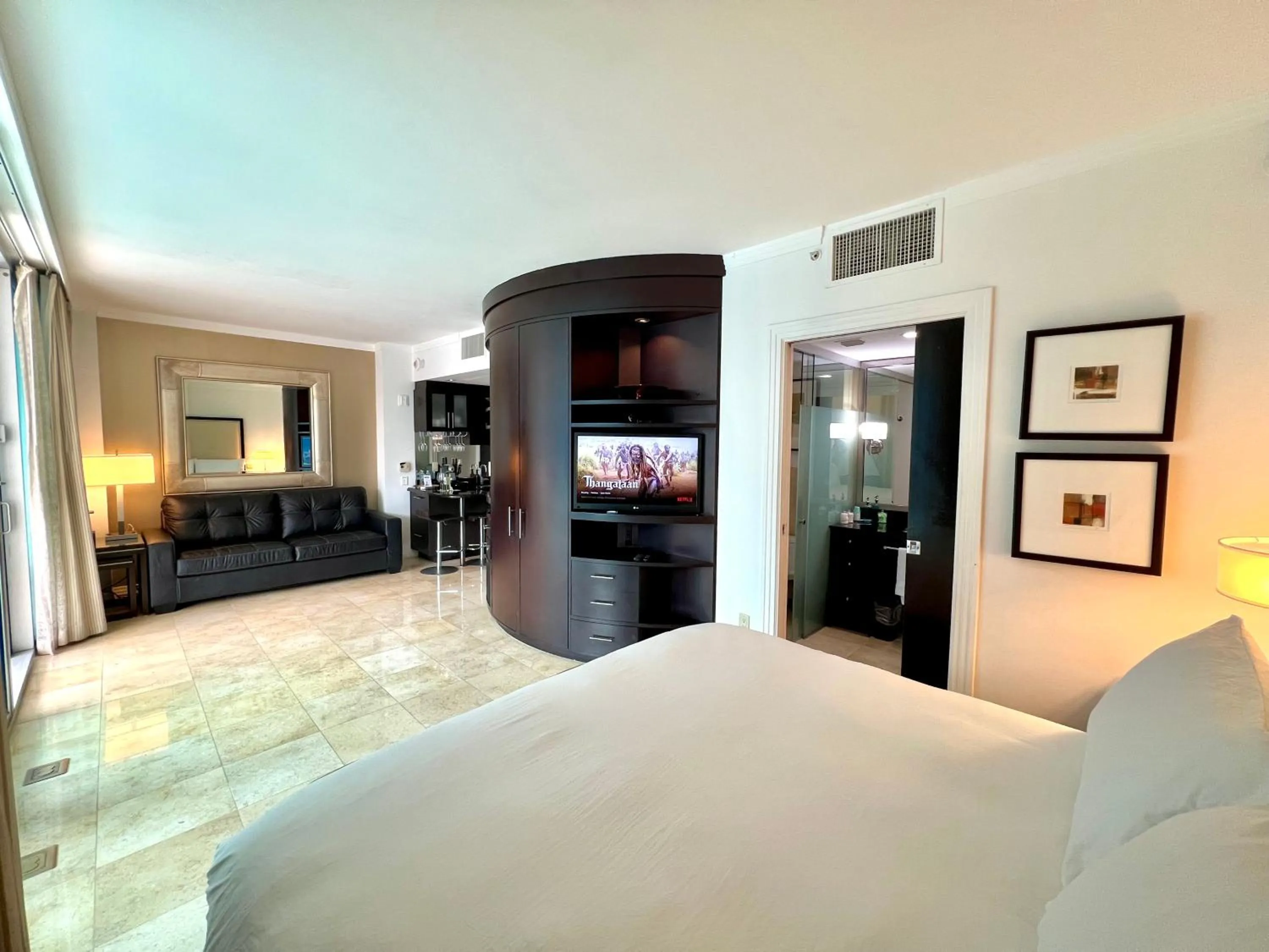 Bed in Boutique Suites 3 min walk to beach