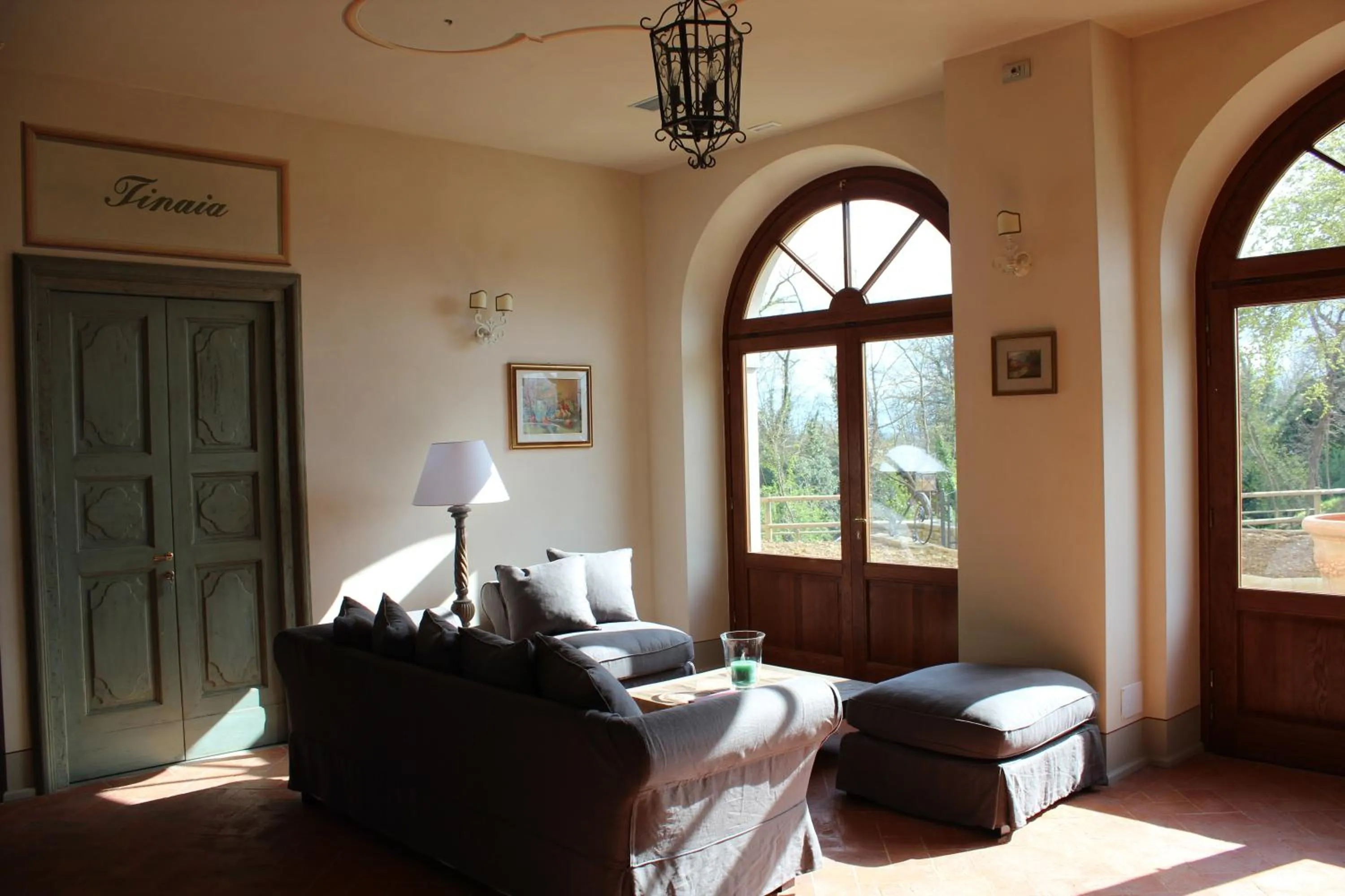 Communal lounge/ TV room in La Cantina Relais - Fattoria Il Cipresso