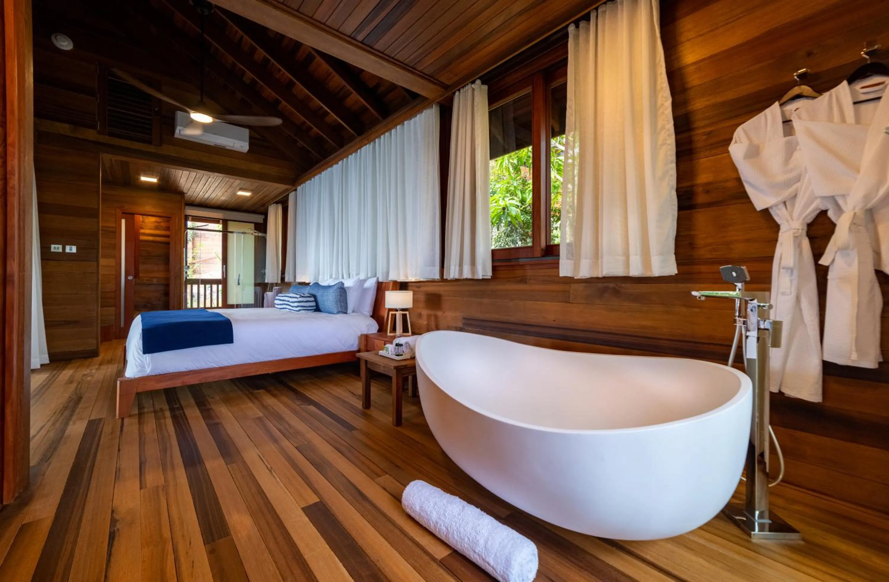 Bath, Bed in Secret Bay