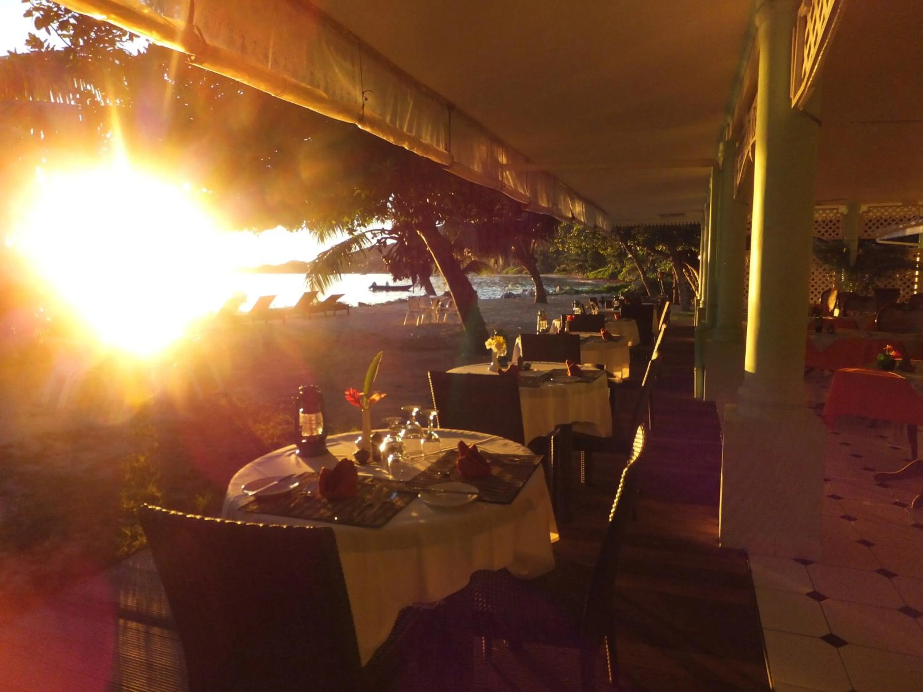 Restaurant/places to eat in Palm Beach Hotel