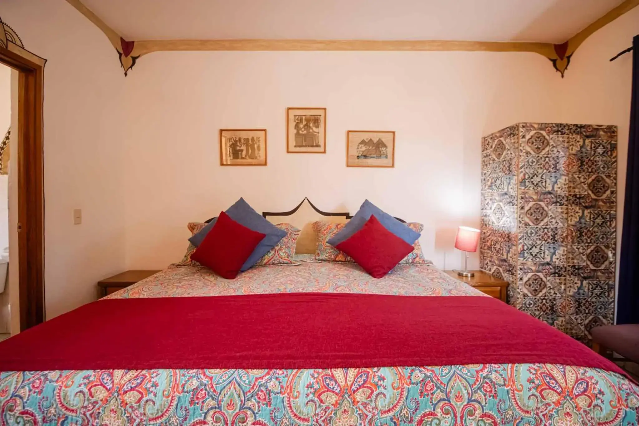 Deluxe Room/King Bed with Kitchenette in Hotel Casa Blanca Deluxe Room/King Bed with Kitchenette in Hotel Casa Blanca