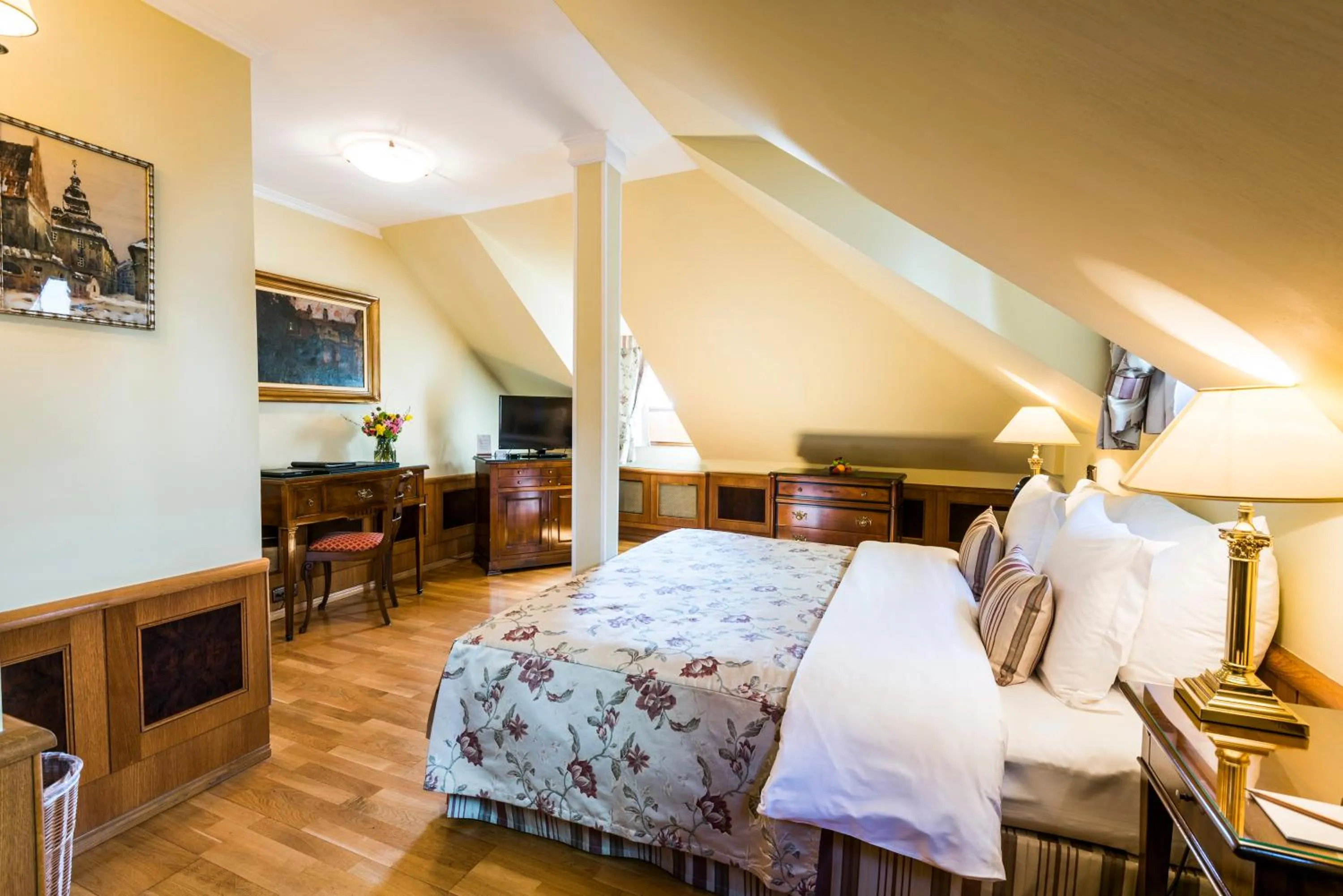 Bedroom, Bed in Golden Well