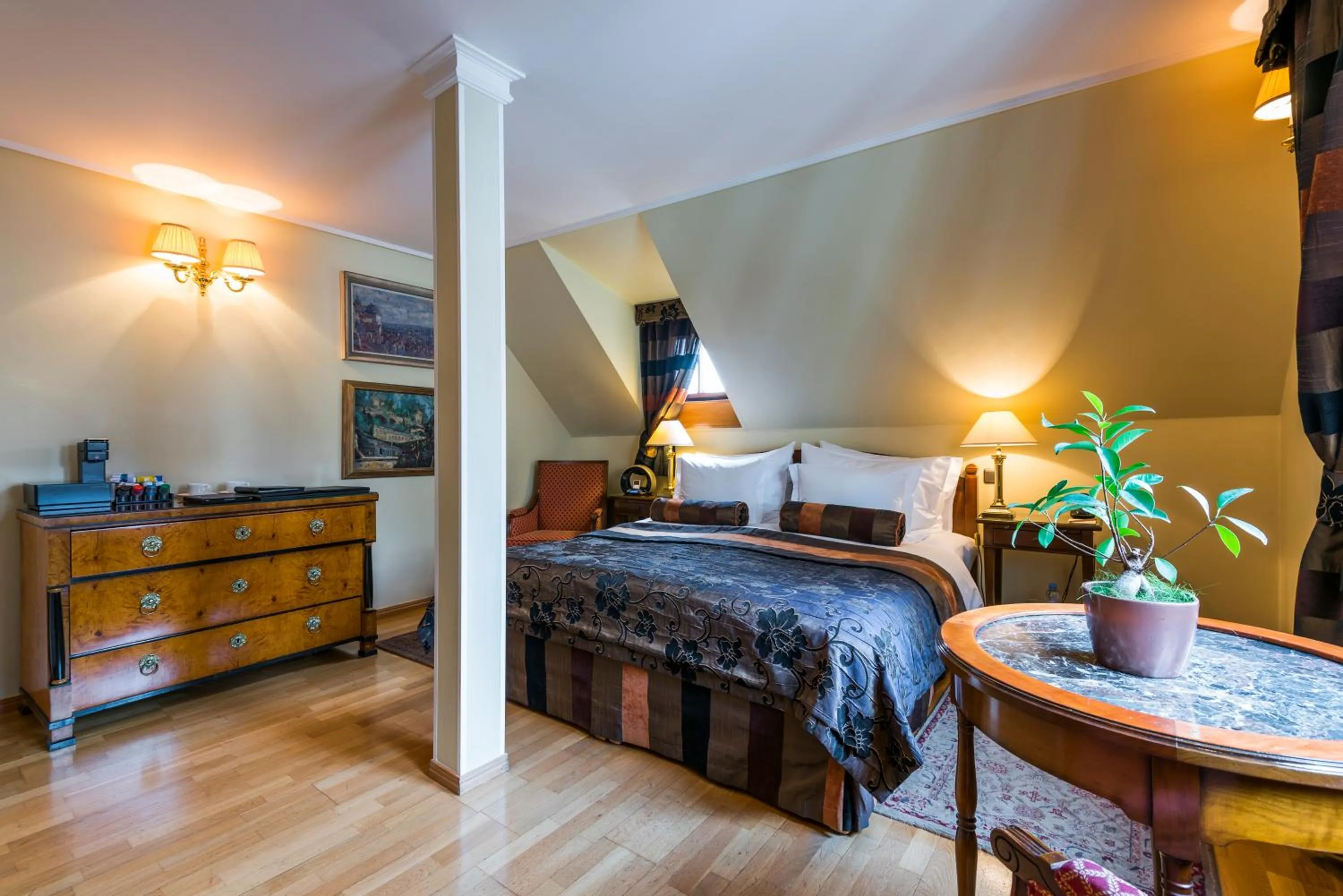 Bedroom, Bed in Golden Well