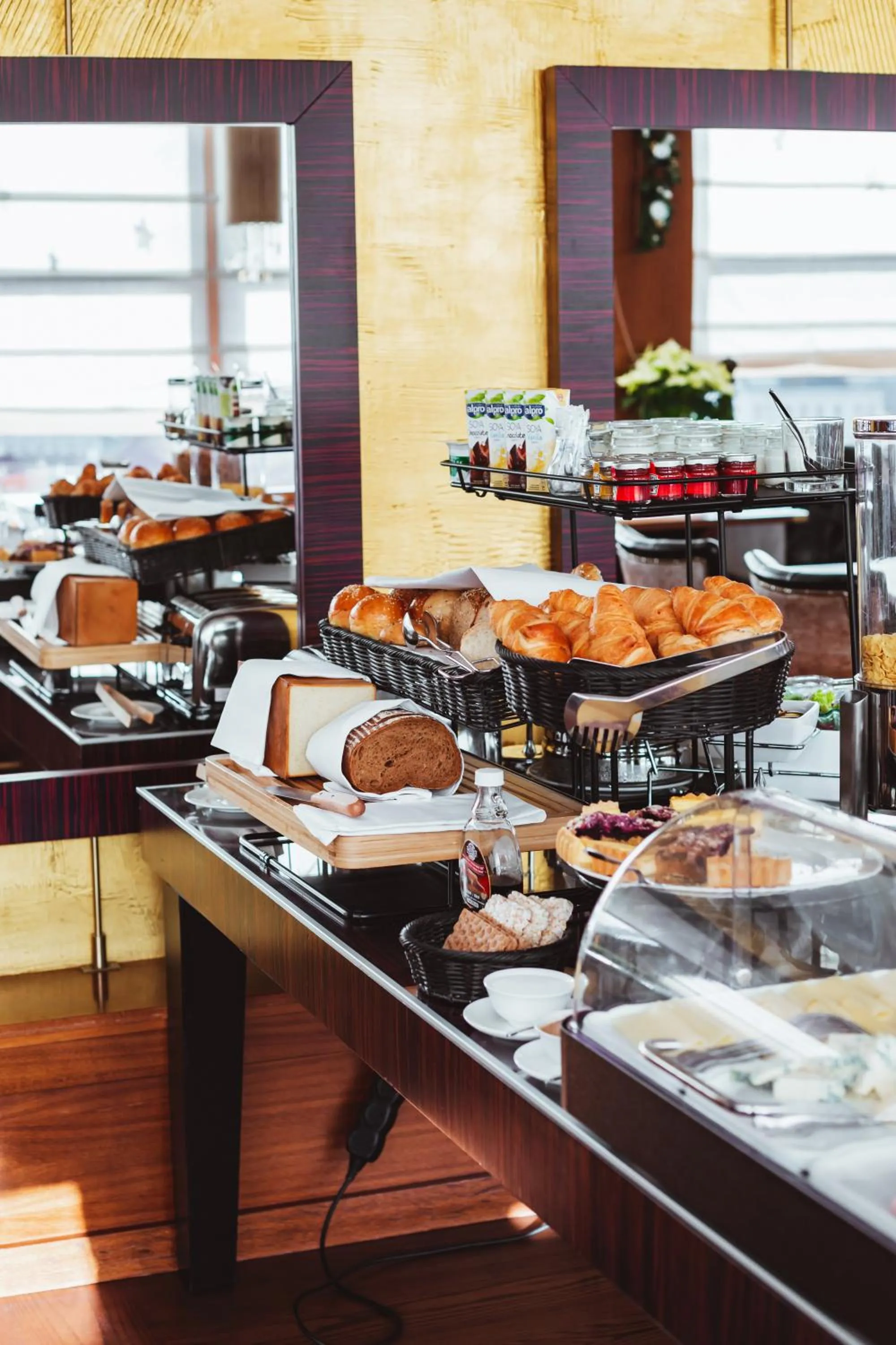 Breakfast in Golden Well