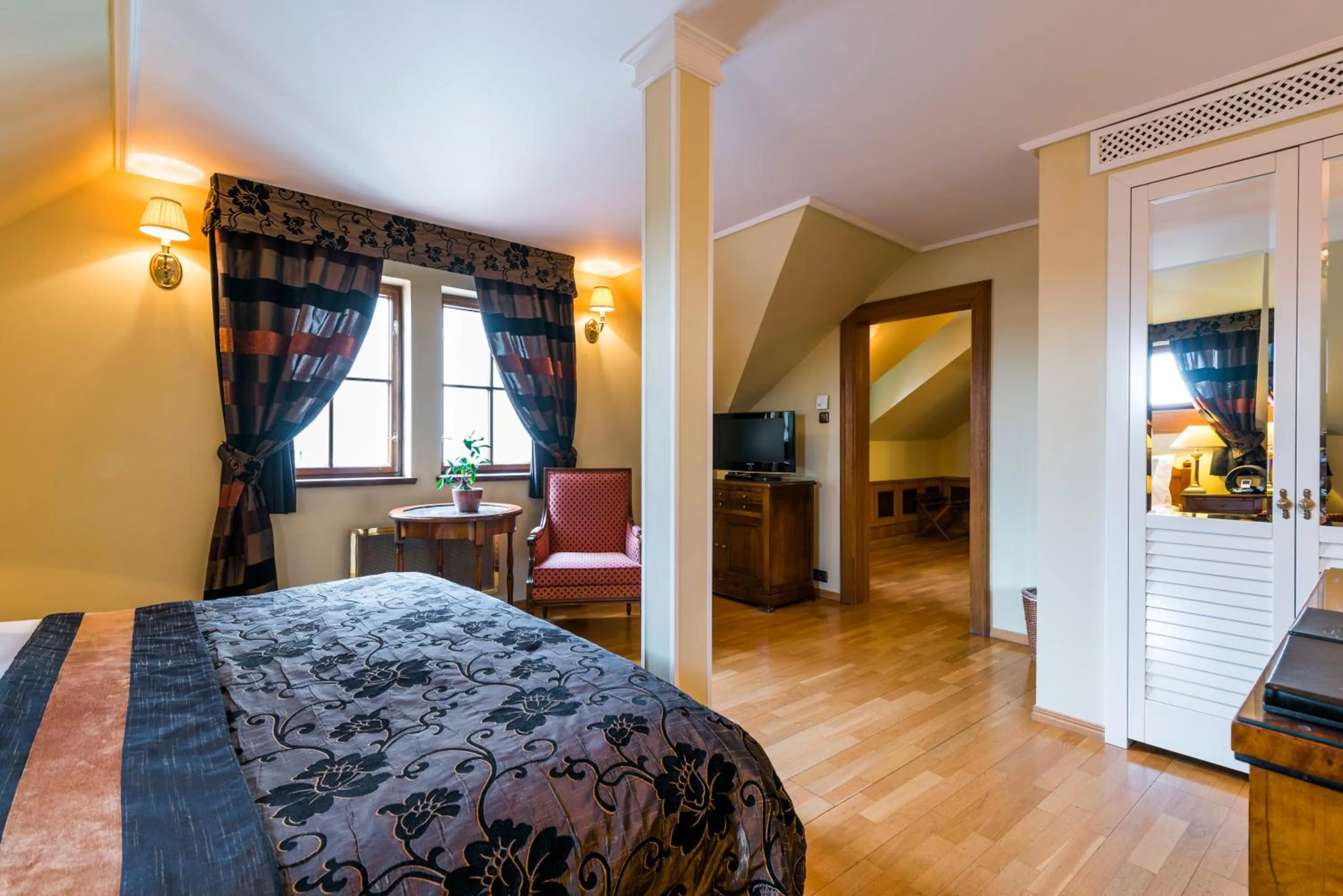 Bedroom, Bed in Golden Well