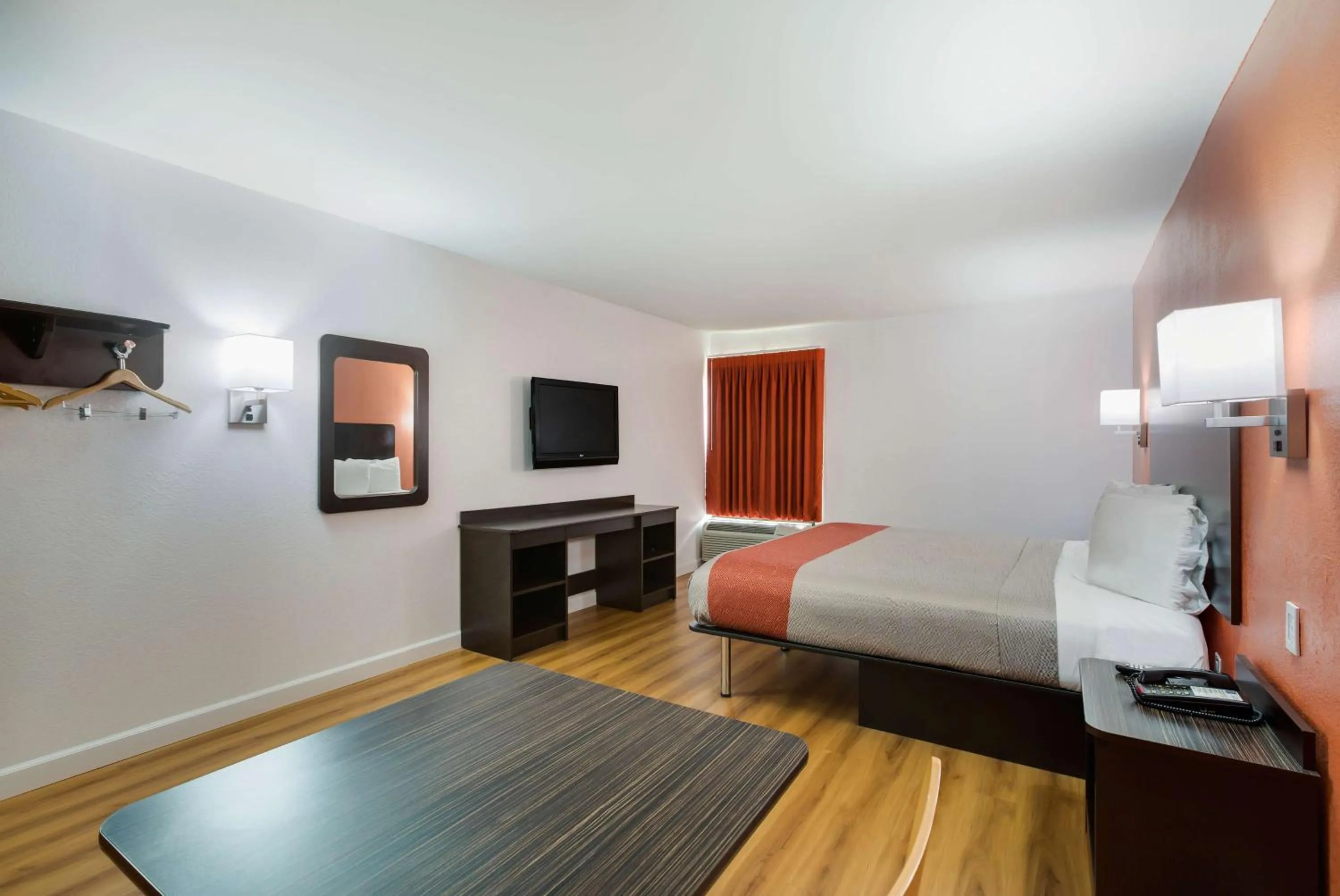 Photo of the whole room, Bed in Motel 6-Suwanee, GA - Gwinnett Center