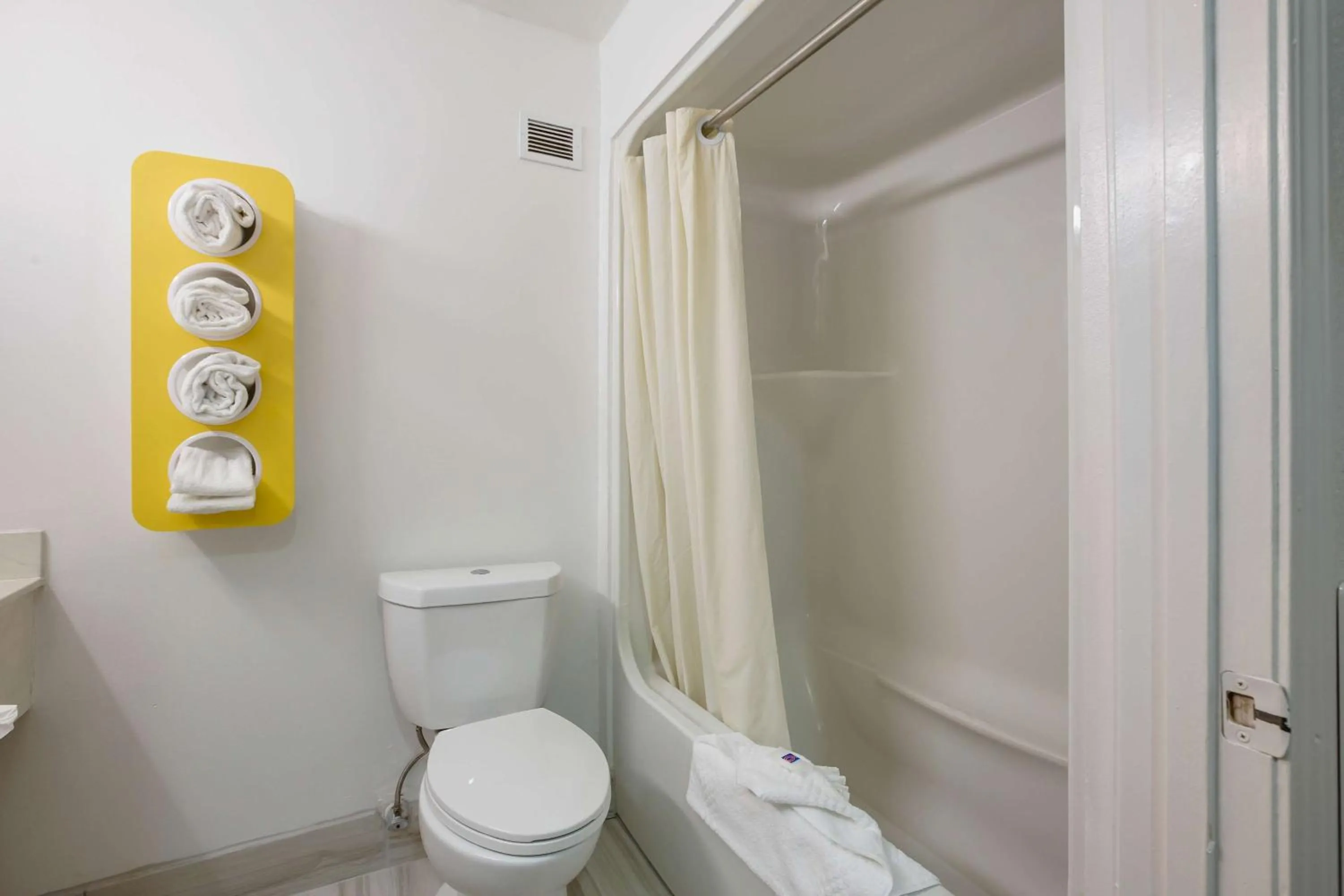 Bathroom in Motel 6-Suwanee, GA - Gwinnett Center
