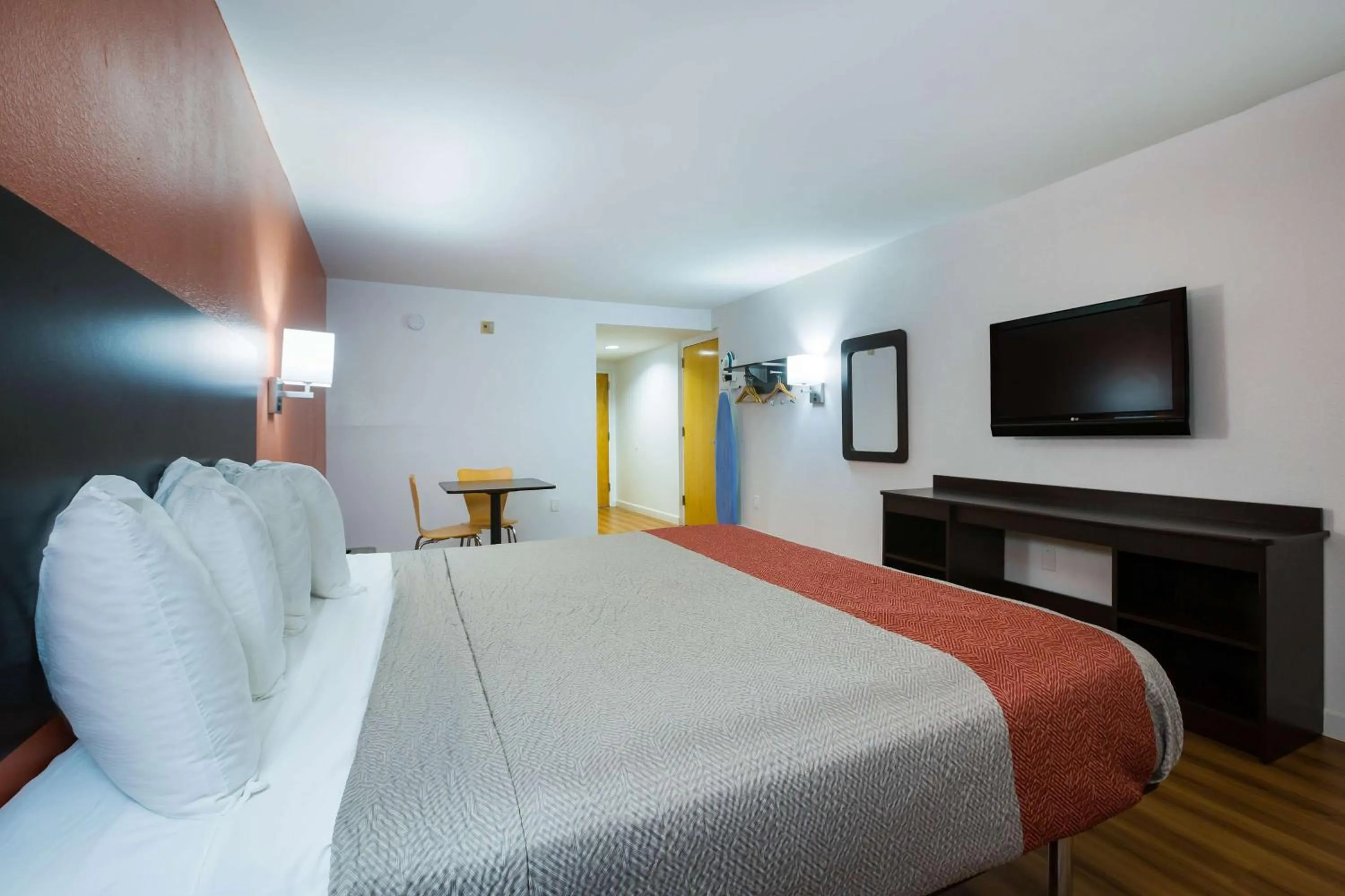 Photo of the whole room, Bed in Motel 6-Suwanee, GA - Gwinnett Center