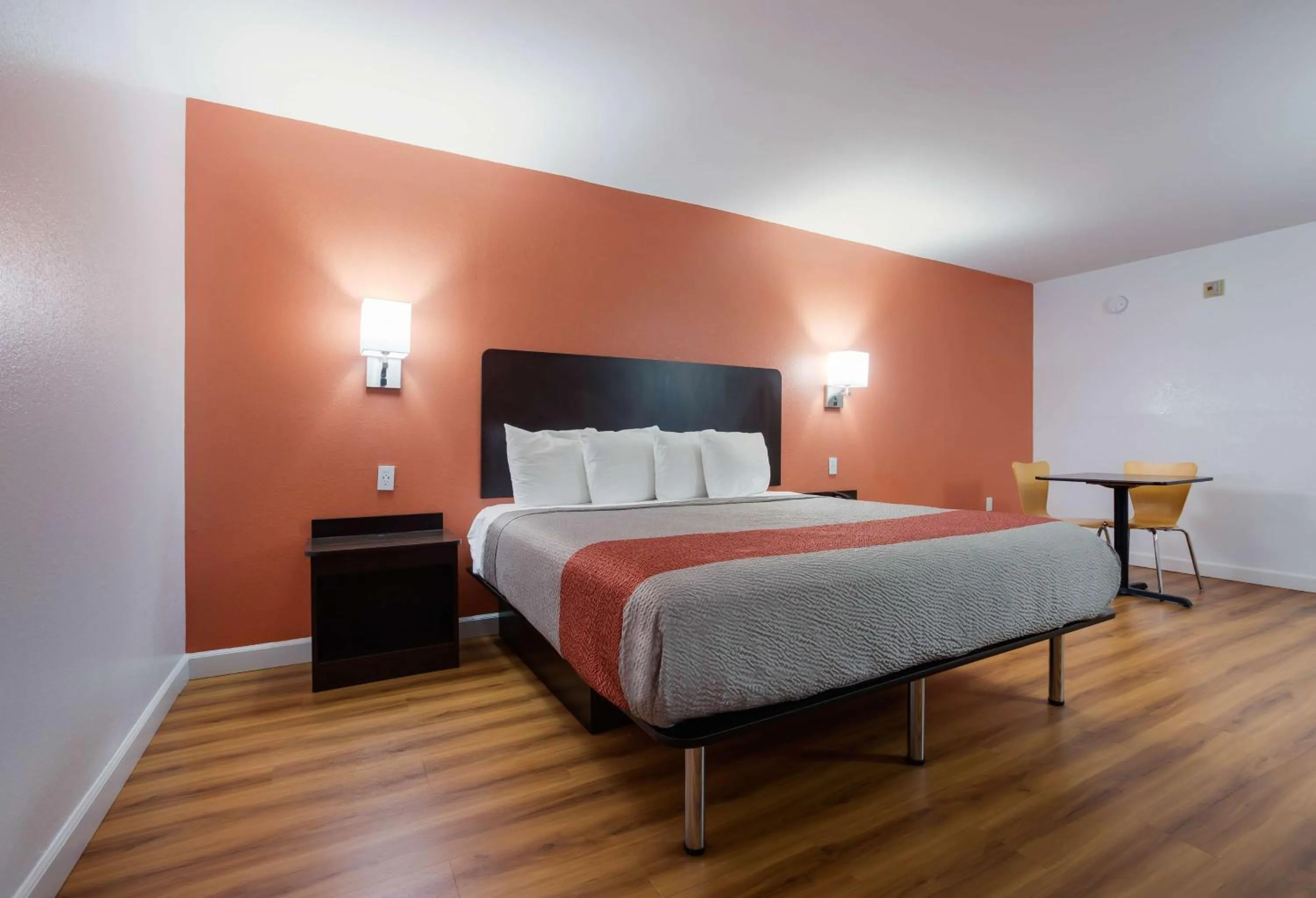 Photo of the whole room, Bed in Motel 6-Suwanee, GA - Gwinnett Center