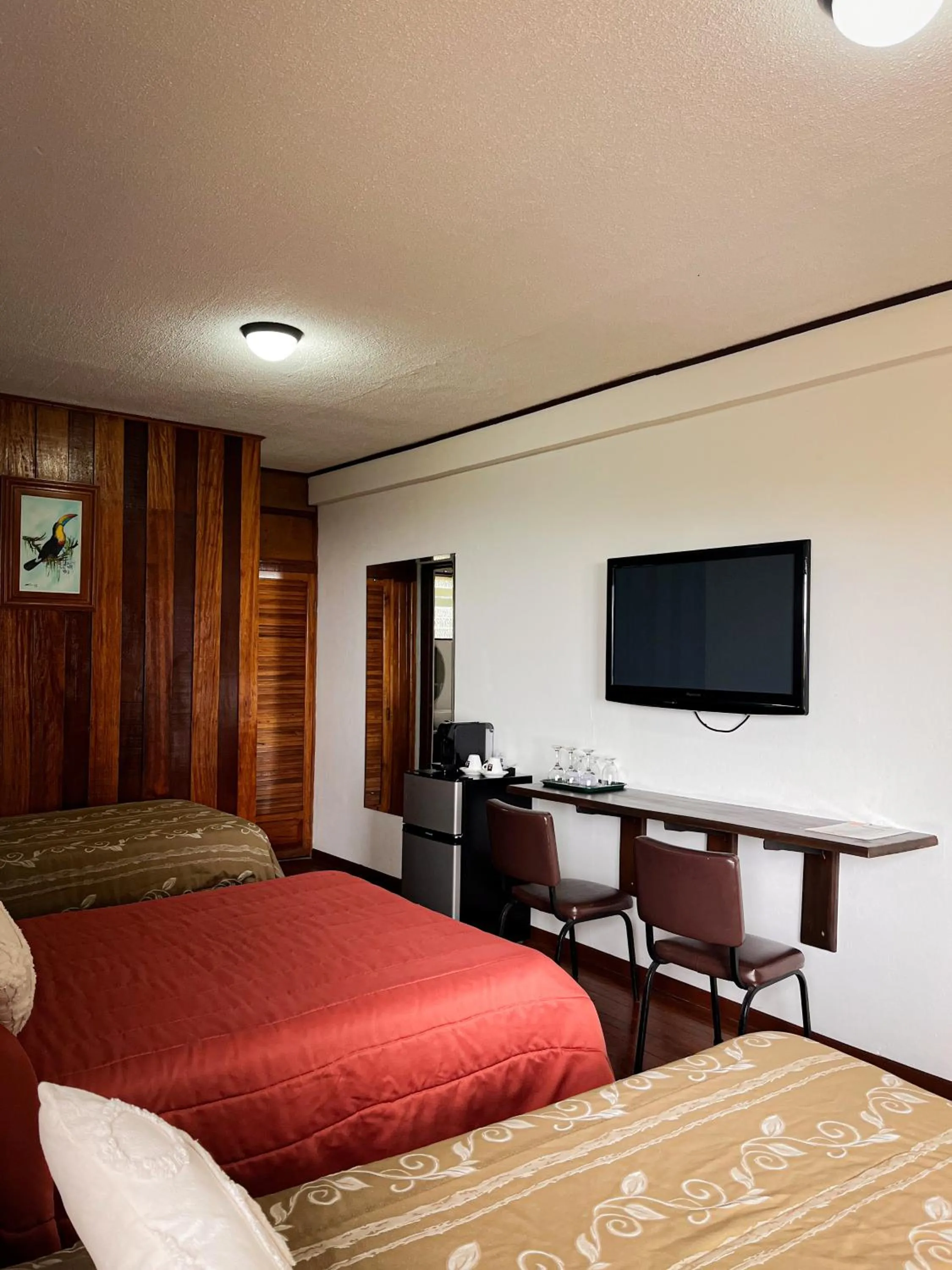 TV and multimedia, Bed in Hotel Montaña Monteverde