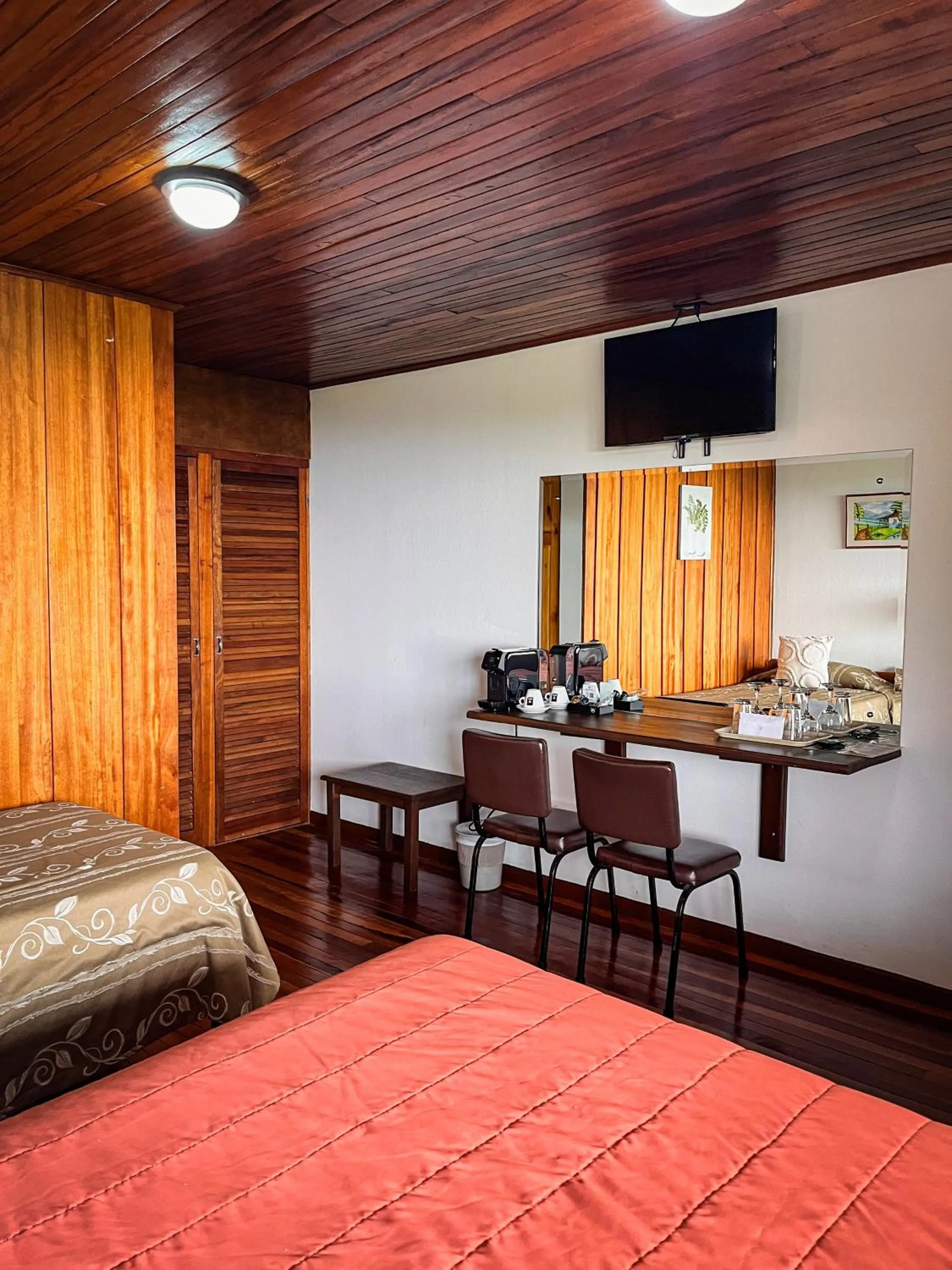 TV and multimedia, Bed in Hotel Montaña Monteverde