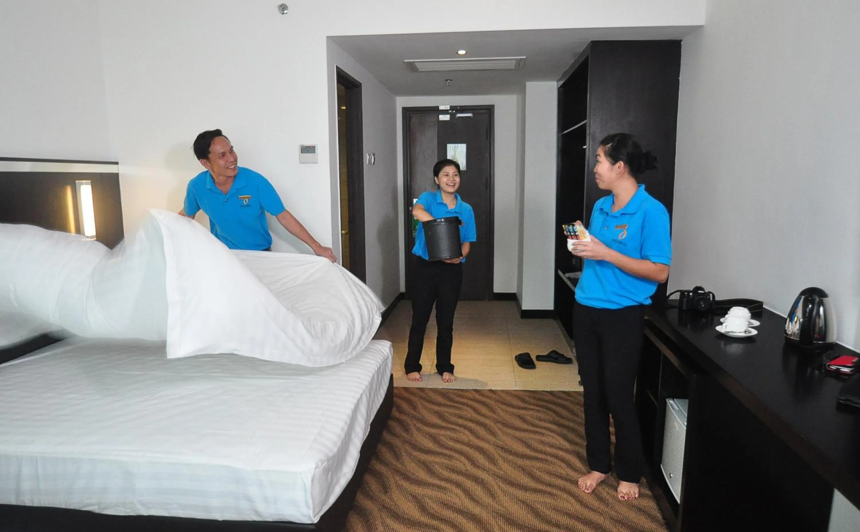 Staff, Bed in Dreamtel Kota Kinabalu