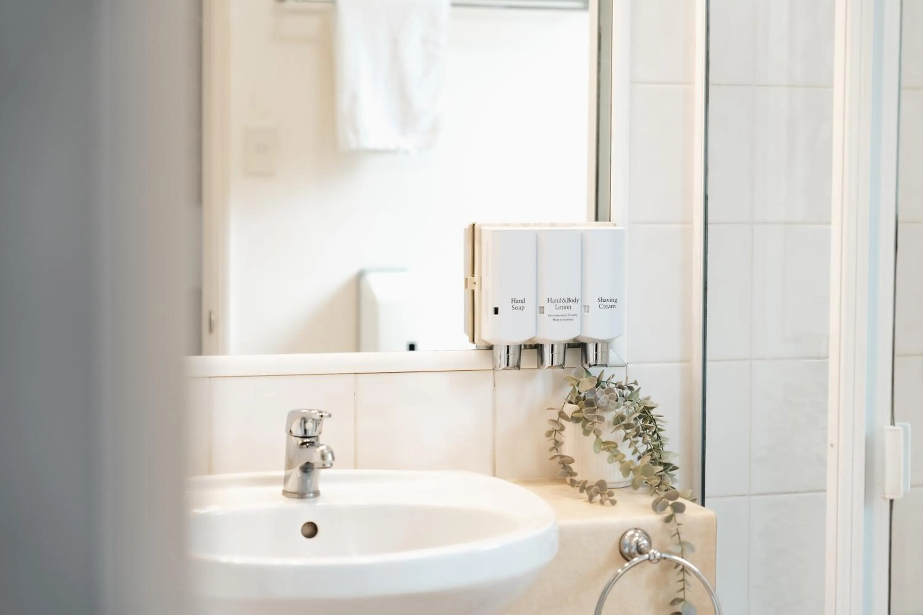 Shower in Best Western Tuscany on Tor Motor Inn